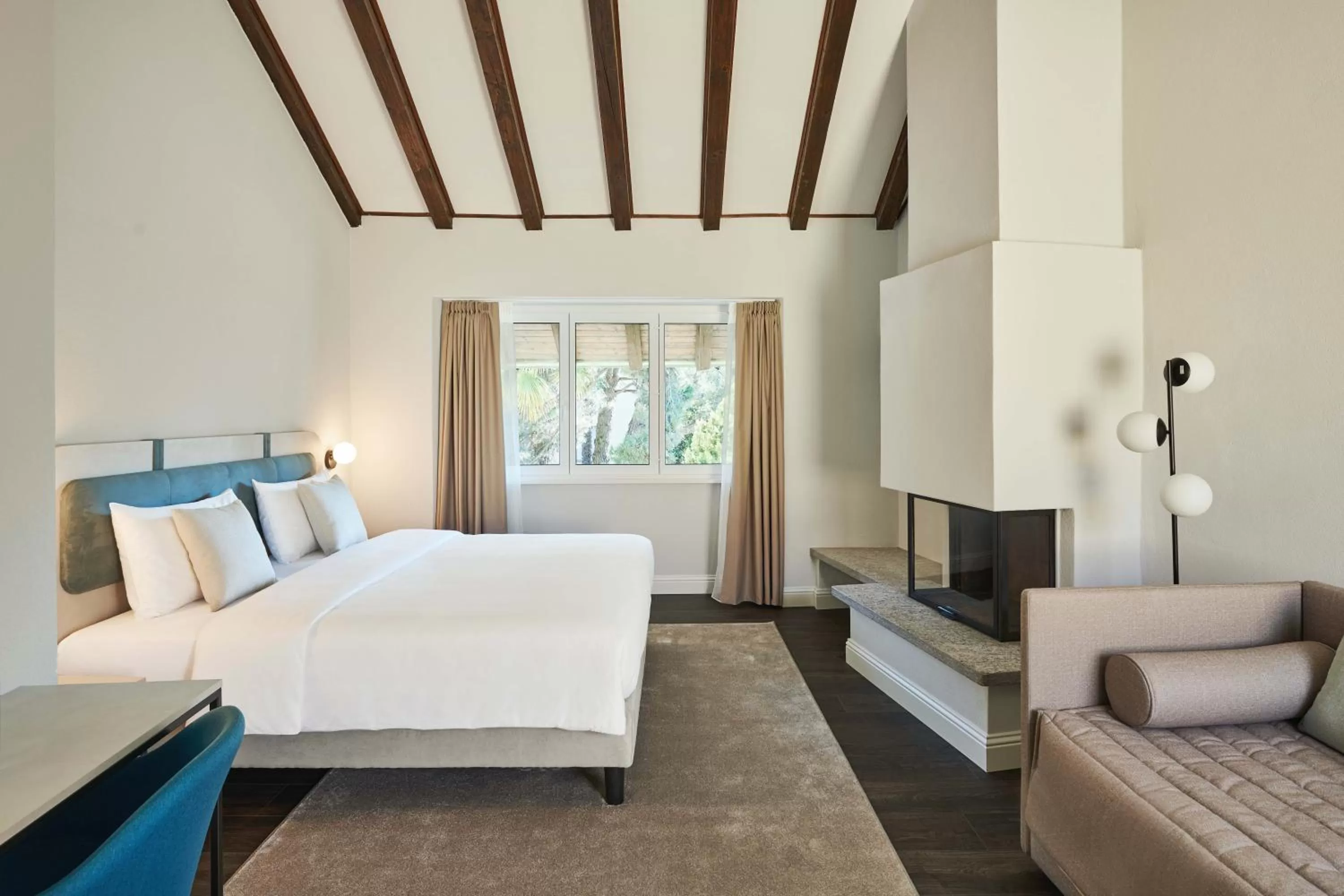 Photo of the whole room, Bed in Vista Lakefront Boutique Hotel