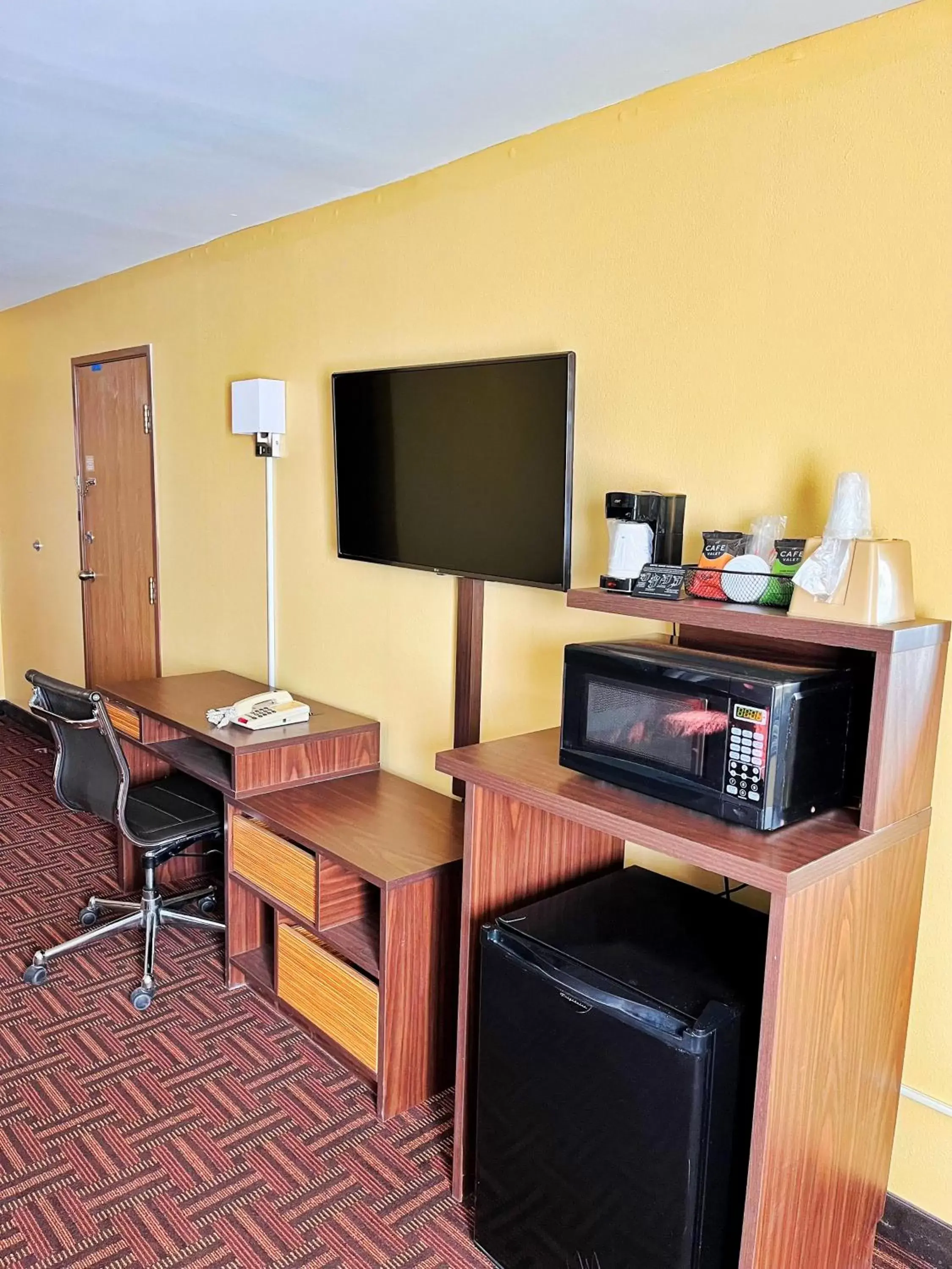 Coffee/tea facilities, TV/Entertainment Center in Super 8 by Wyndham Peoria