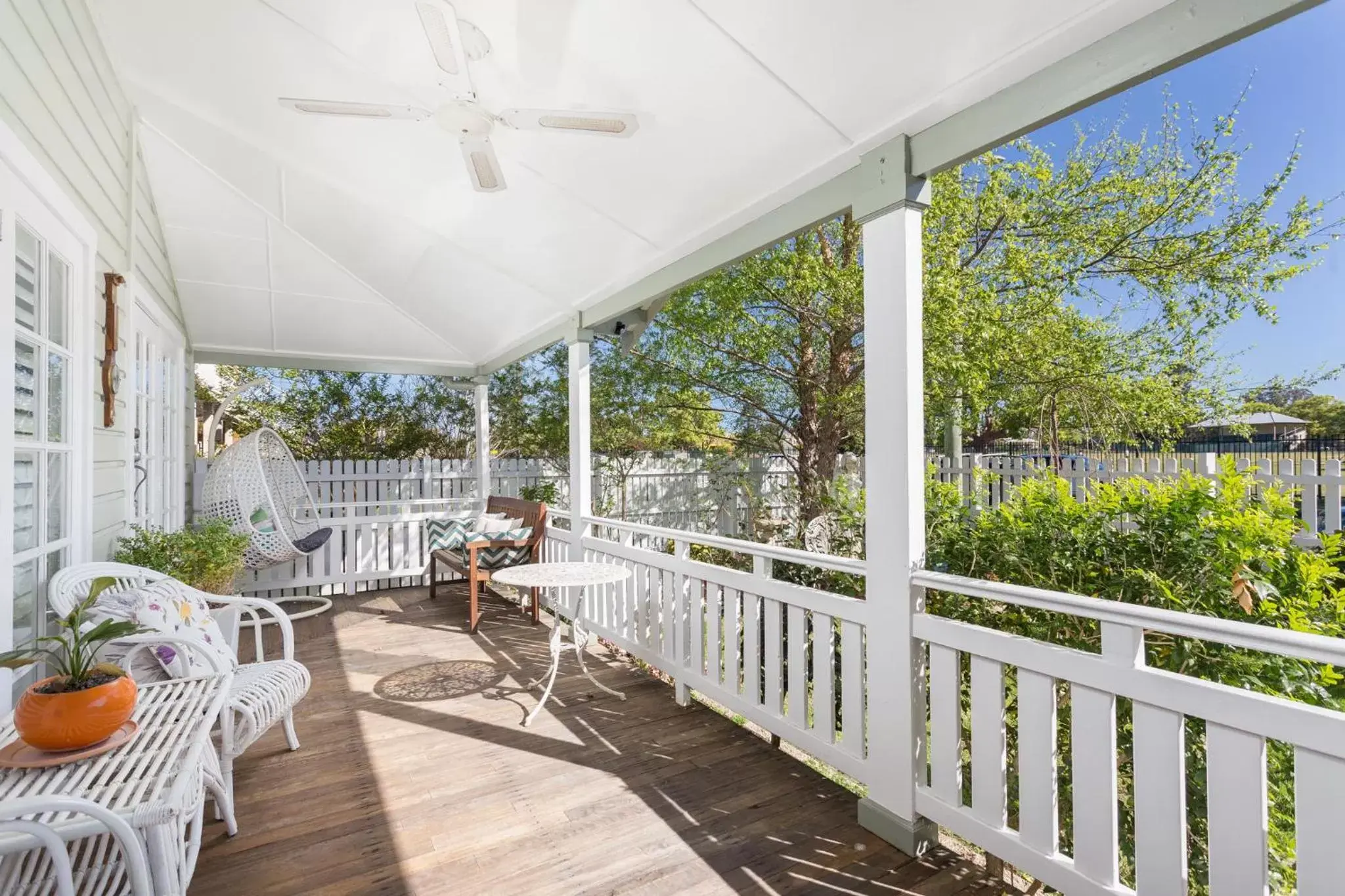 Facade/entrance, Balcony/Terrace in BIRCHES B&B