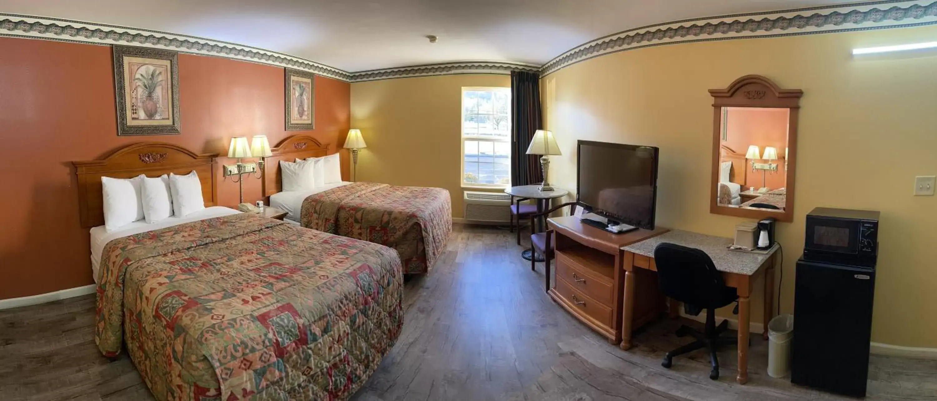 Bed, TV/Entertainment Center in Mountain inn & suites - Dunlap TN