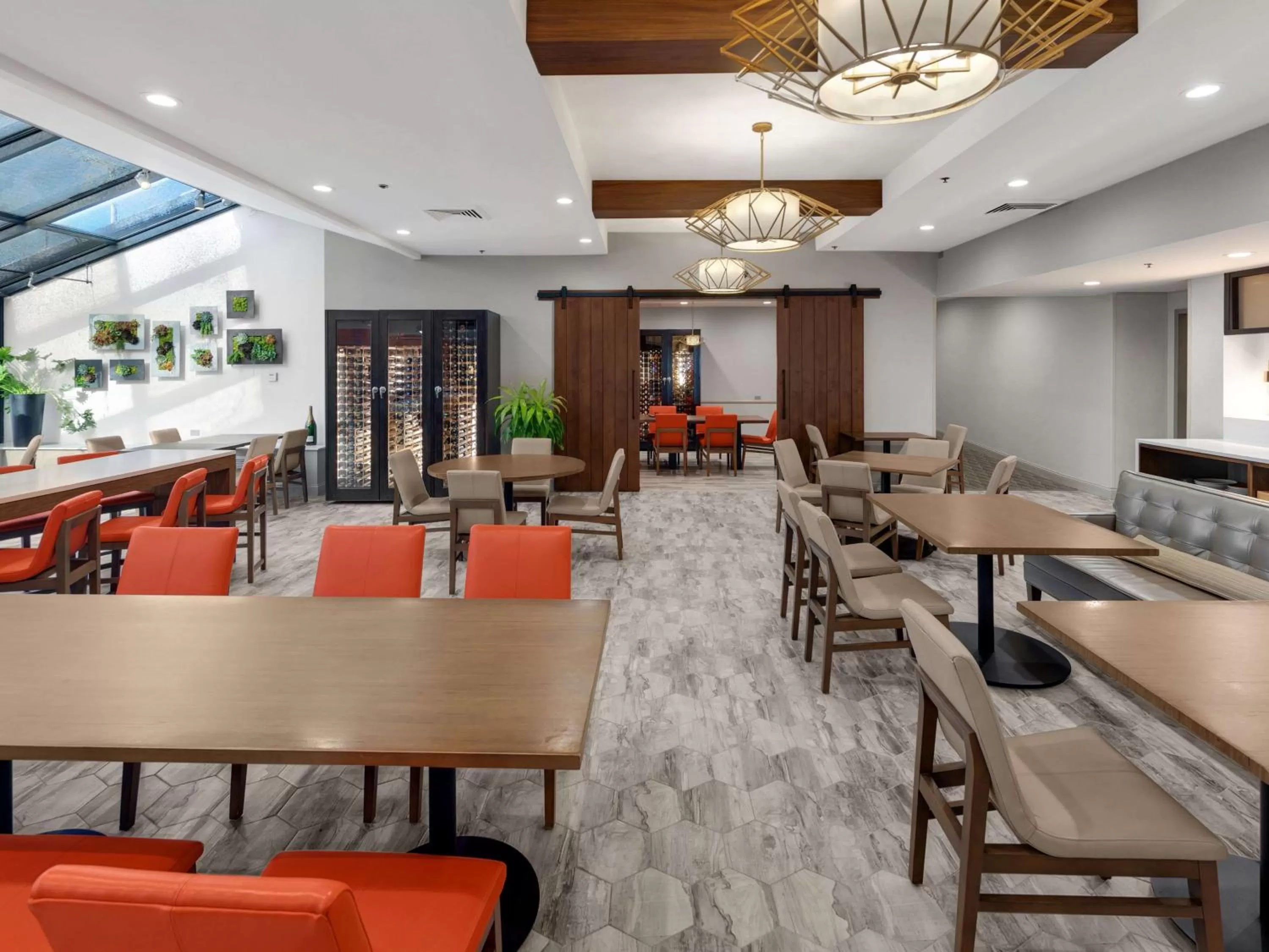 Restaurant/places to eat in Hilton Chicago/Oak Lawn