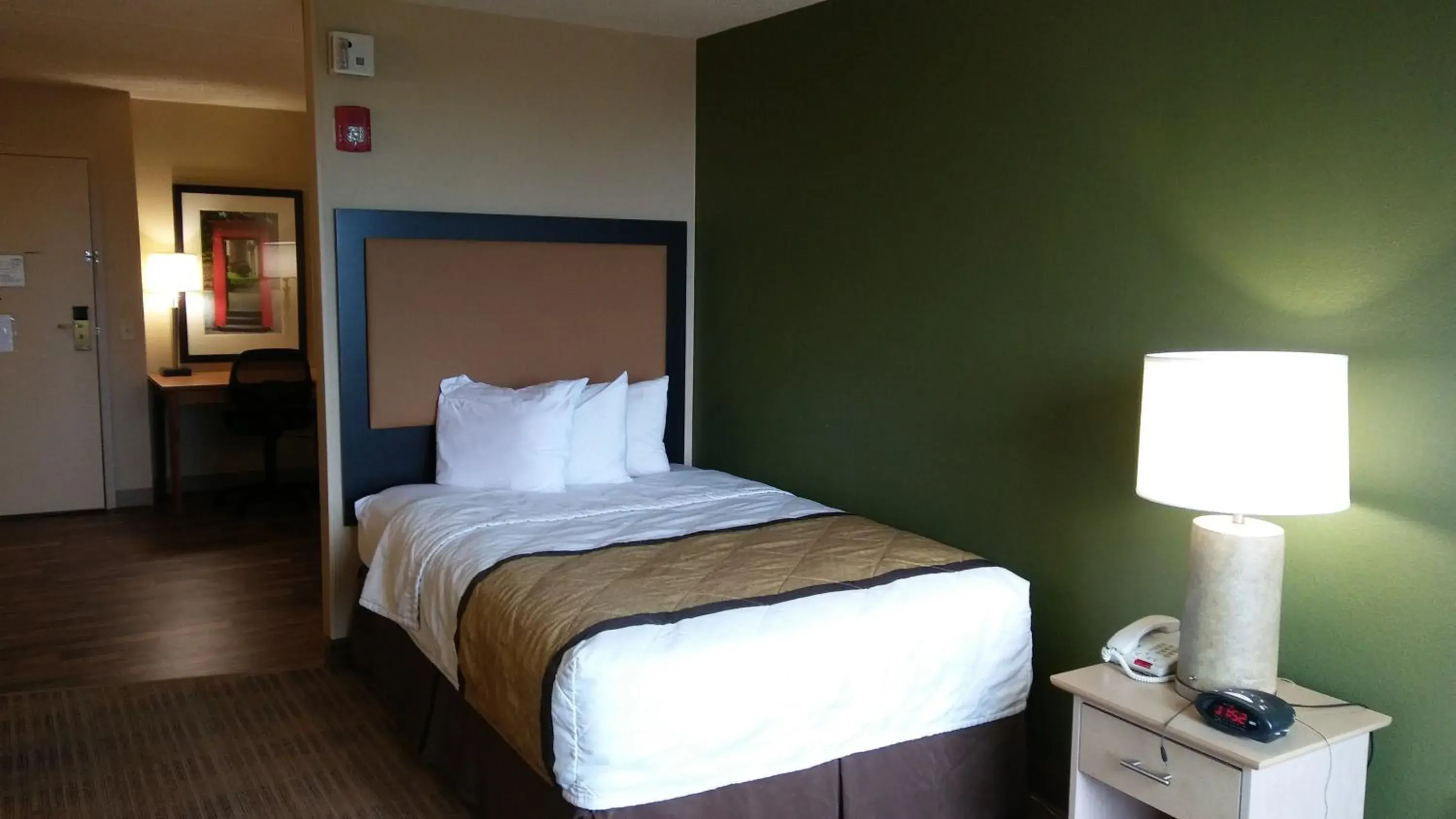 Bed in Extended Stay America Suites - Kansas City - Overland Park - Metcalf Ave