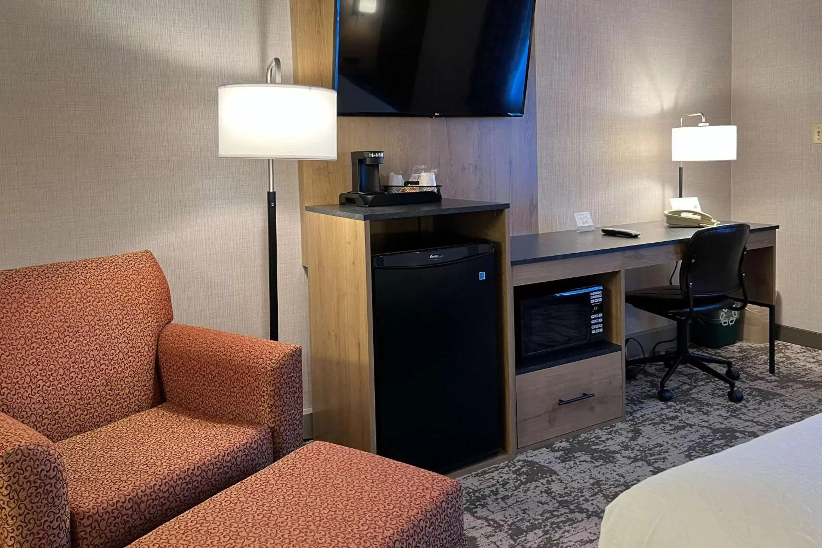 Bedroom, TV/Entertainment Center in Maine Evergreen Hotel, Ascend Hotel Collection