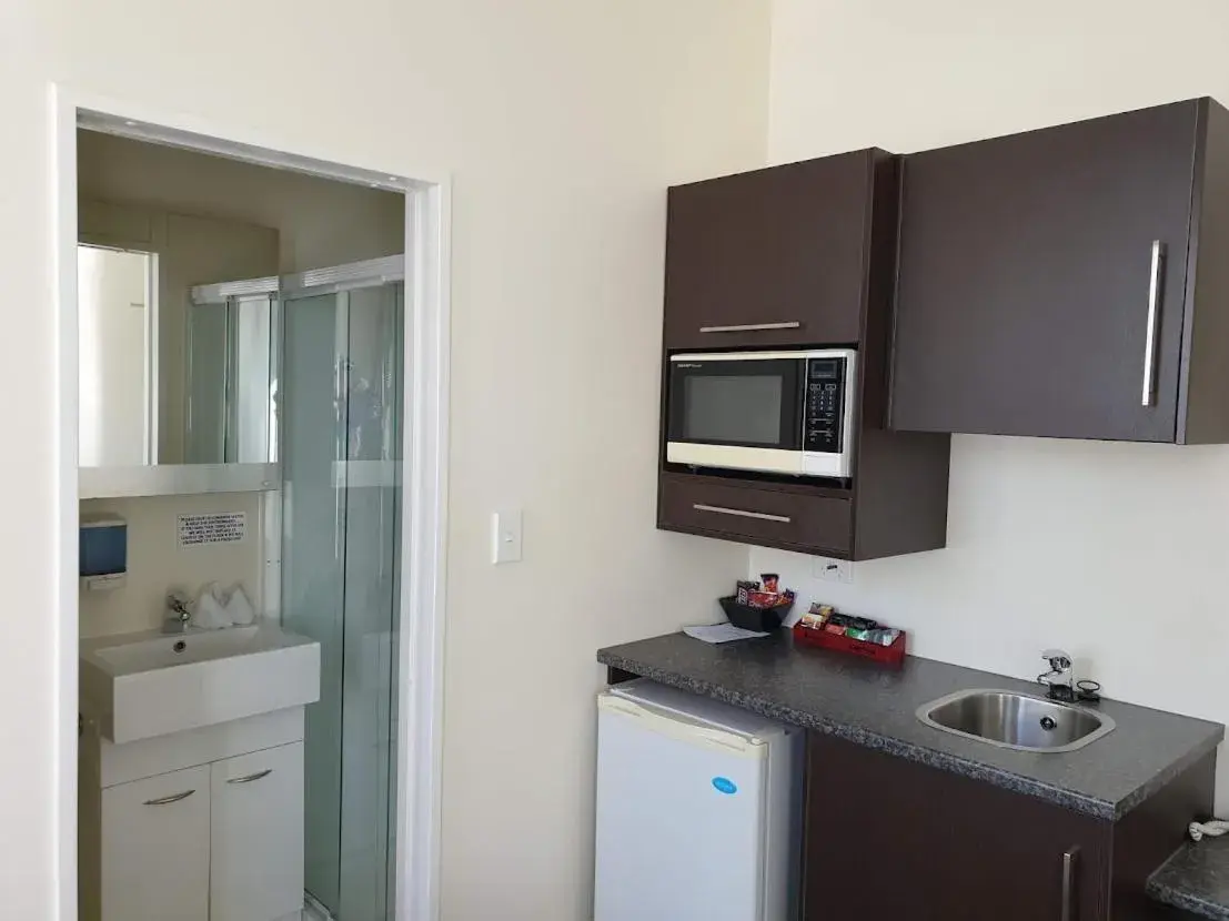 Kitchen or kitchenette, Kitchen/Kitchenette in At Eden Park Motel