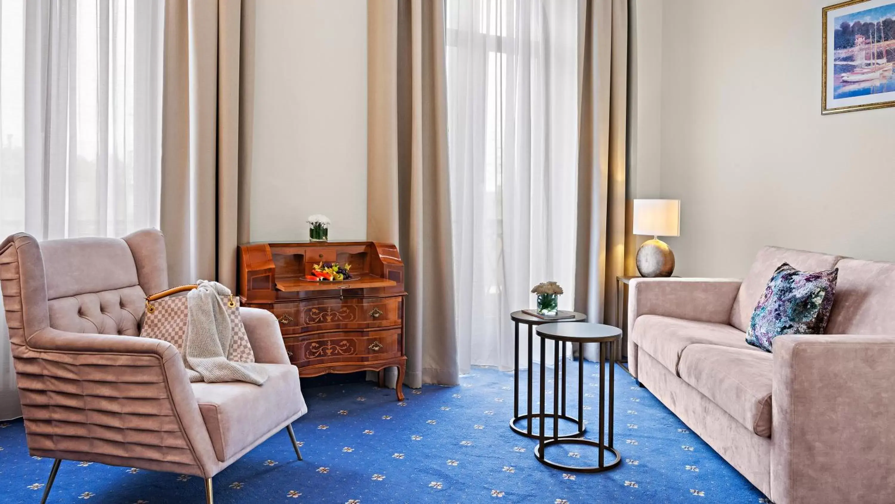 Living room, Seating Area in Hotel Bayerischer Hof Dresden