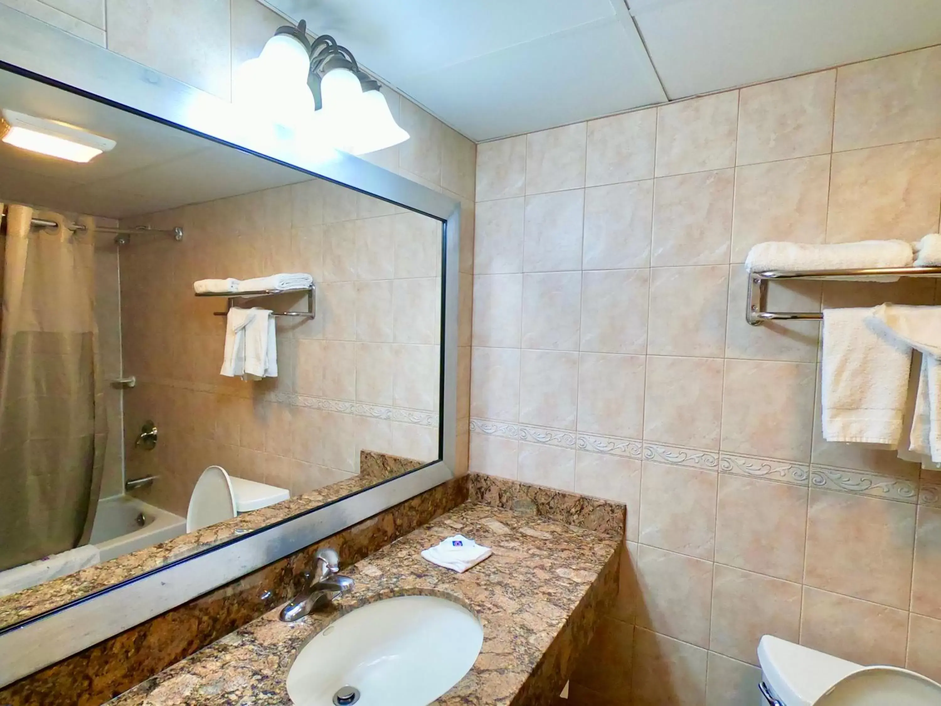 Bathroom in Motel 6-Levittown, PA - Bensalem