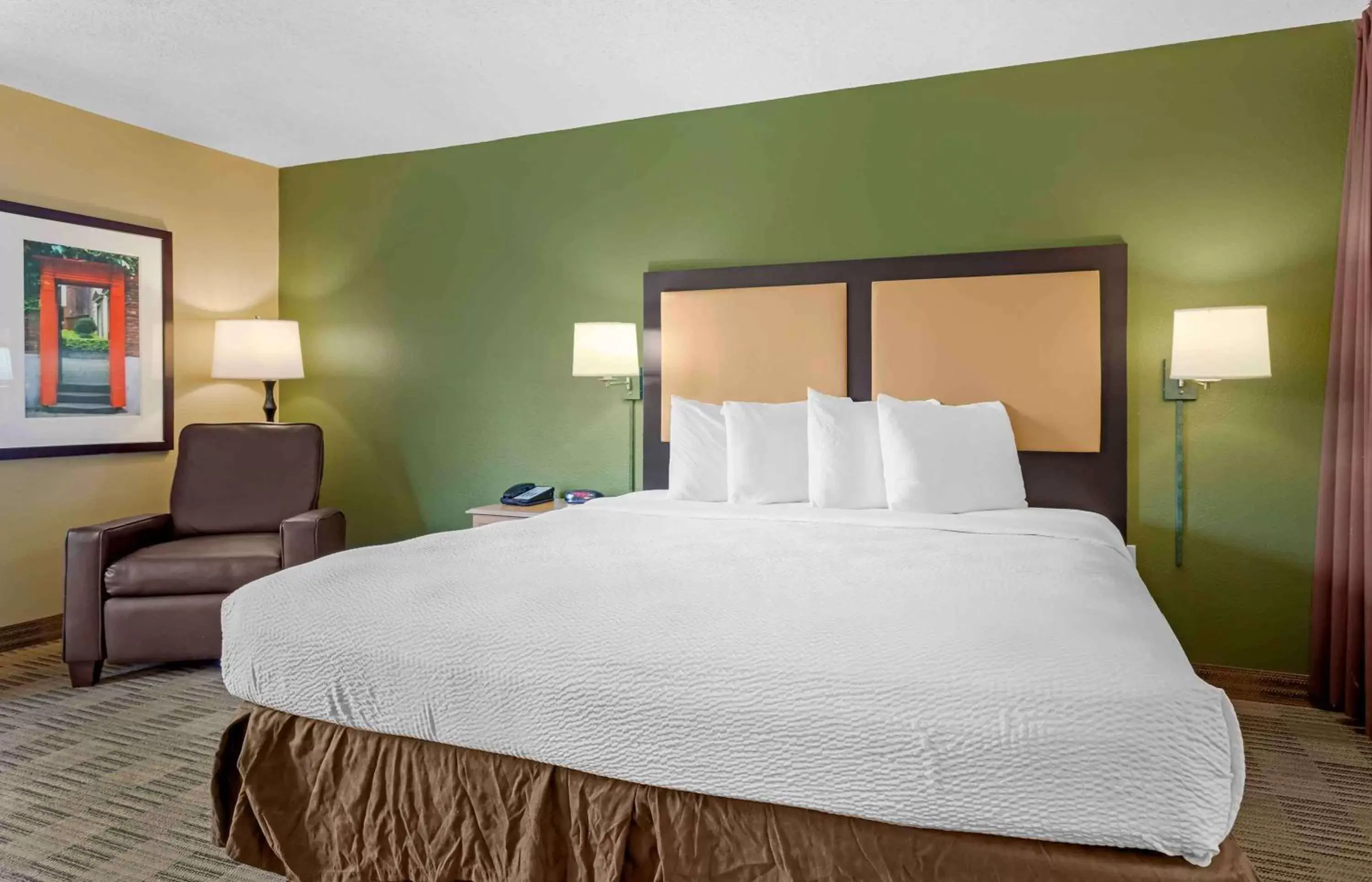 Bedroom, Bed in Extended Stay America Suites - Houston - Galleria - Uptown