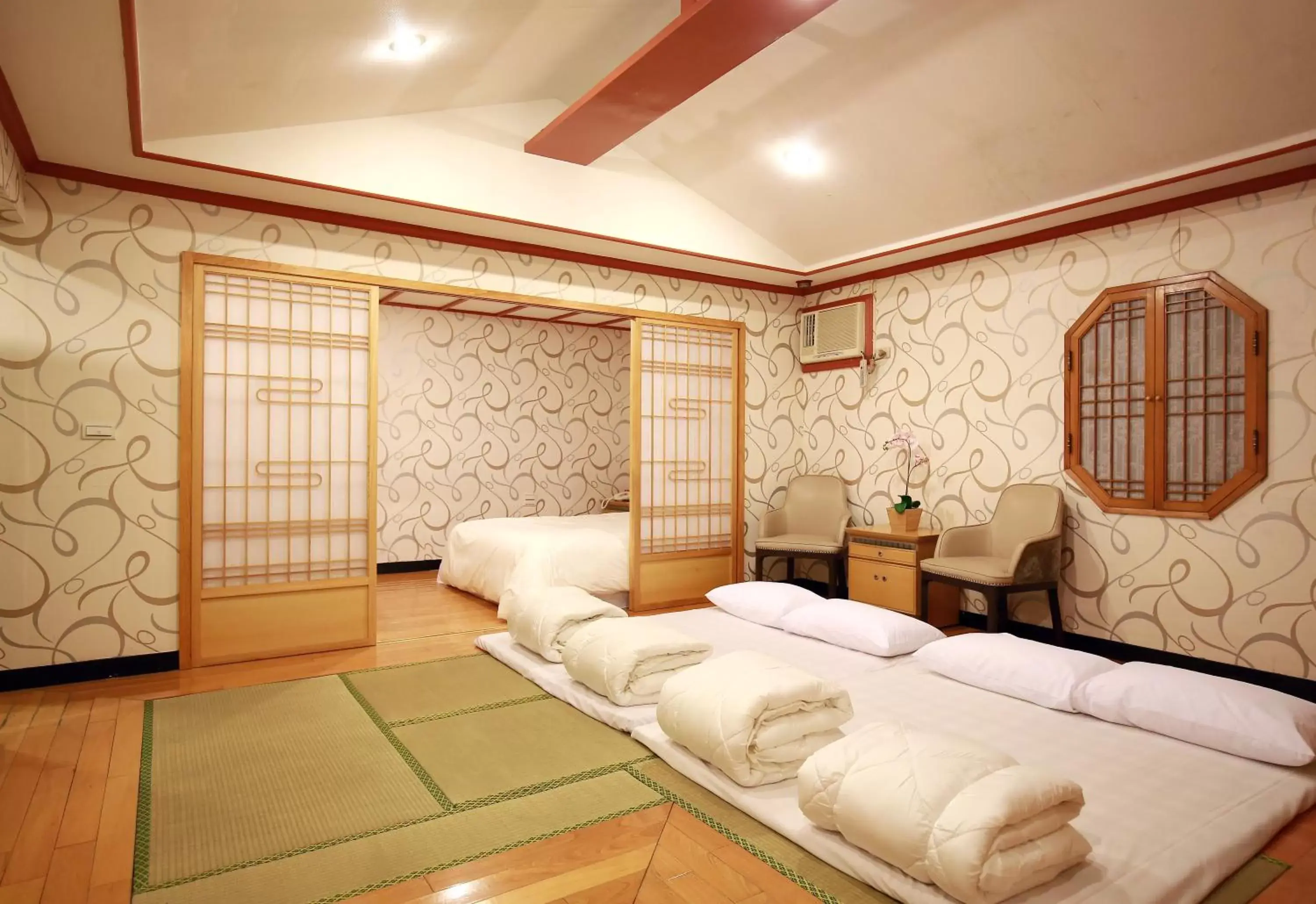 Photo of the whole room, Bed in Gorgeous Hot Spring Resort