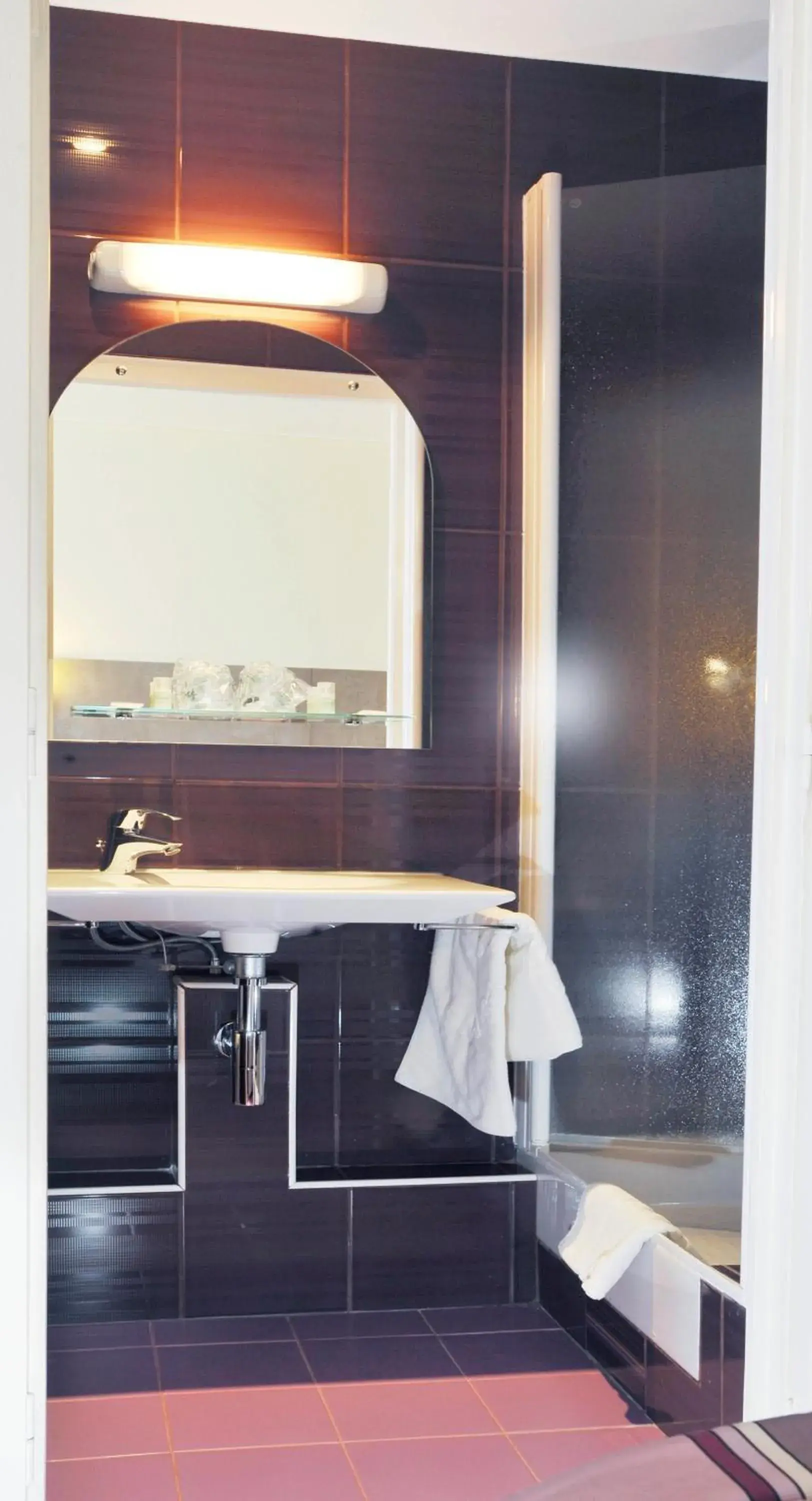 Bathroom in A l'Hôtel Des Roys