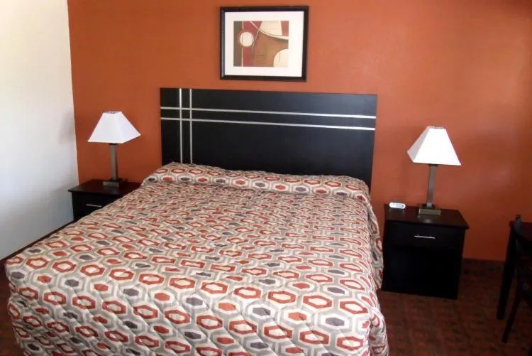 Bed in Woodlawn Hills Motel