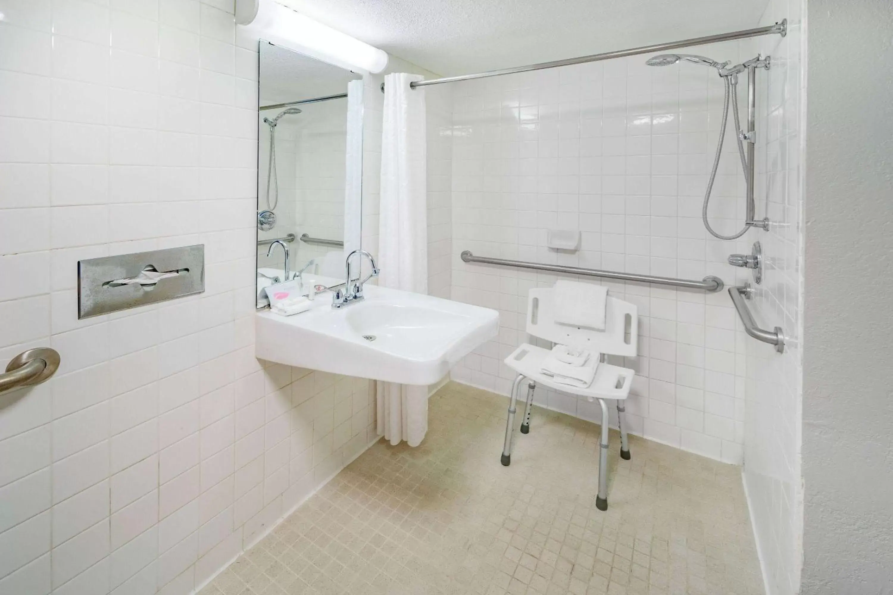 Shower, Bathroom in Days Inn by Wyndham Del Rio