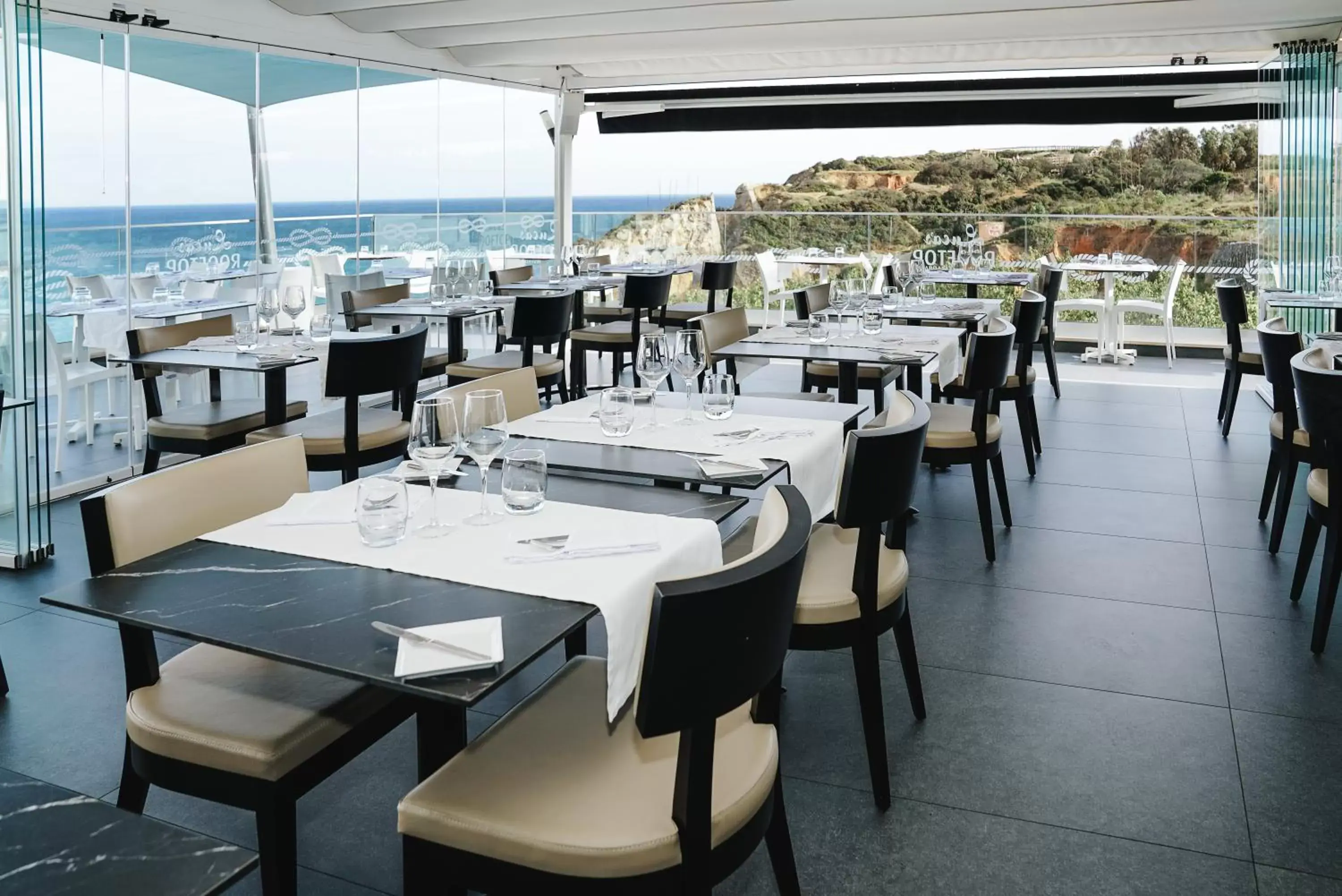 Restaurant/Places to Eat in Carvi Beach Hotel