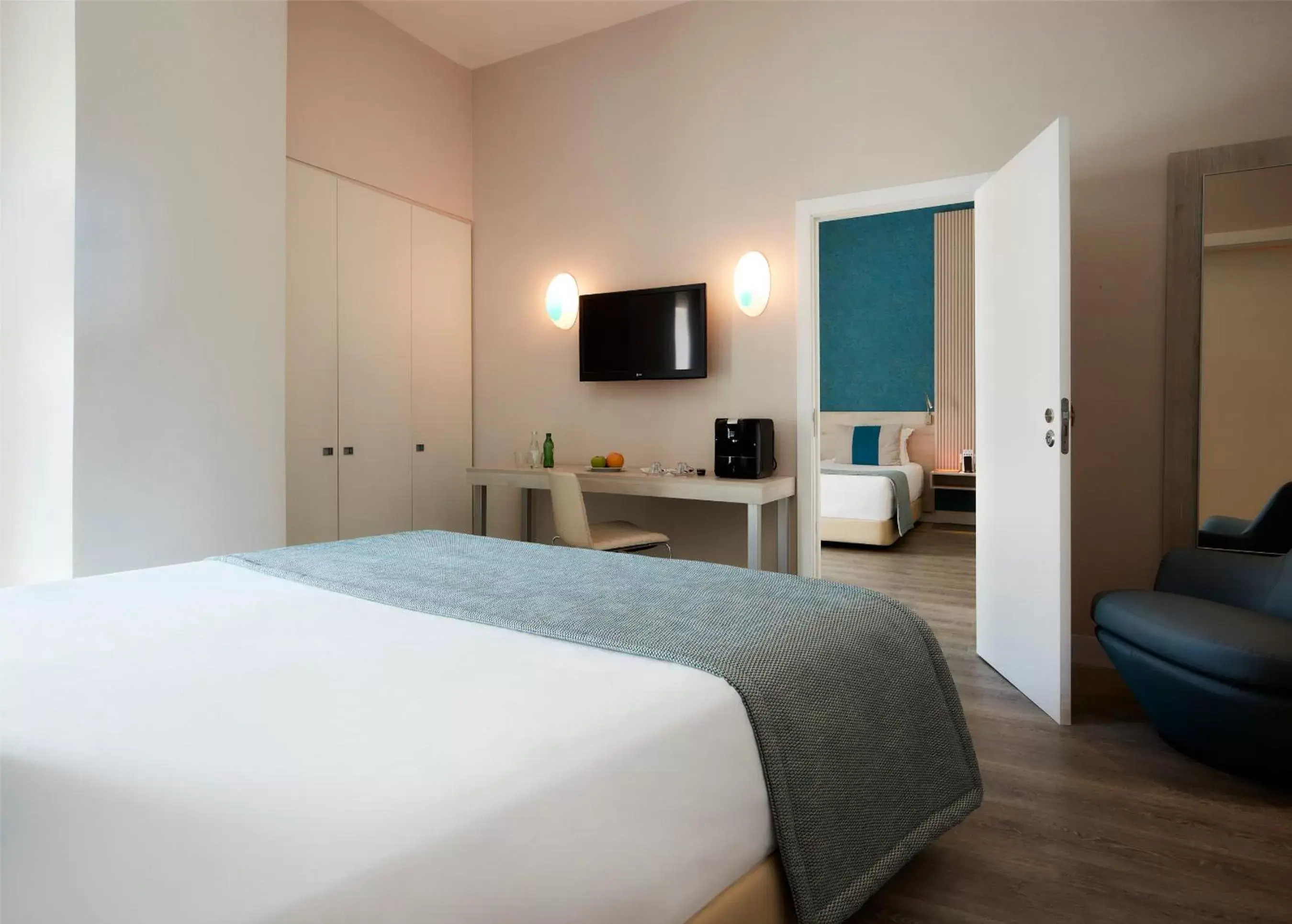 Photo of the whole room, Bed in Occidental Faro Photo of the whole room, Bed in Occidental Faro