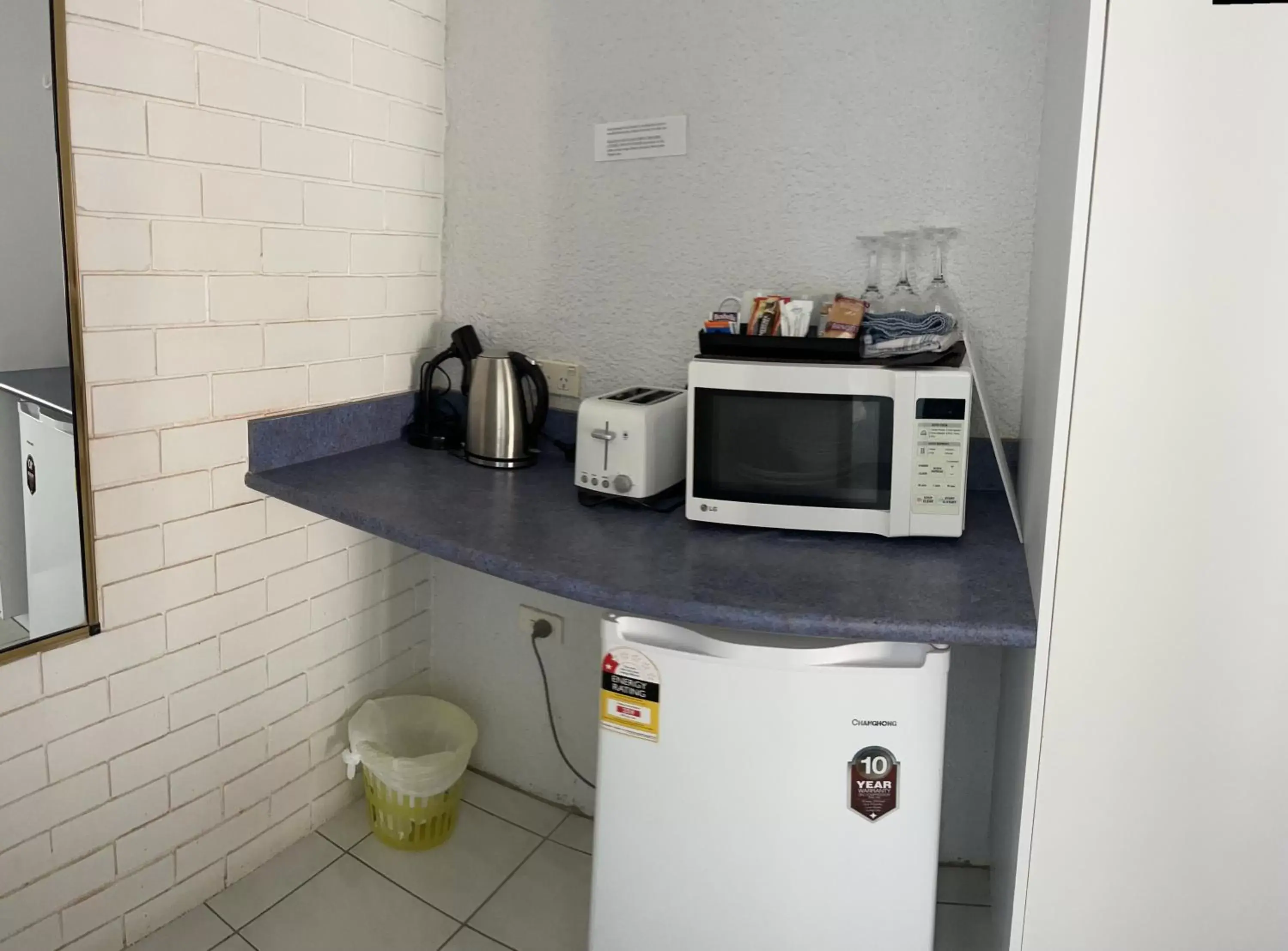 Luxury Quadruple Room in Abajaz Motor Inn - King Beds - Central Luxury Quadruple Room in Abajaz Motor Inn - King Beds - Central