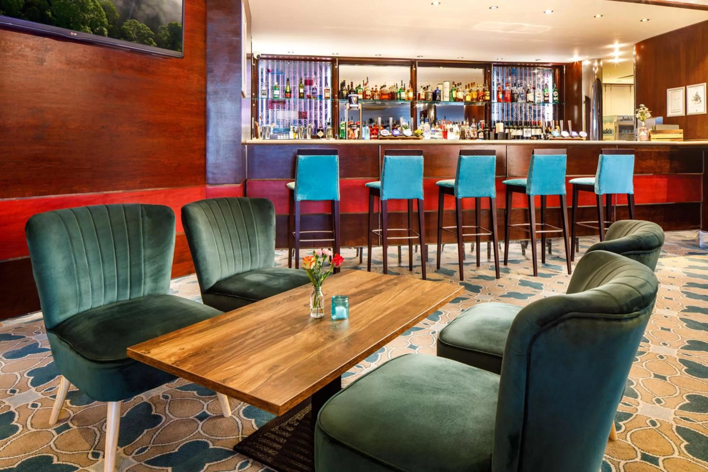 Lounge or bar in Mercure Chester Abbots Well Hotel