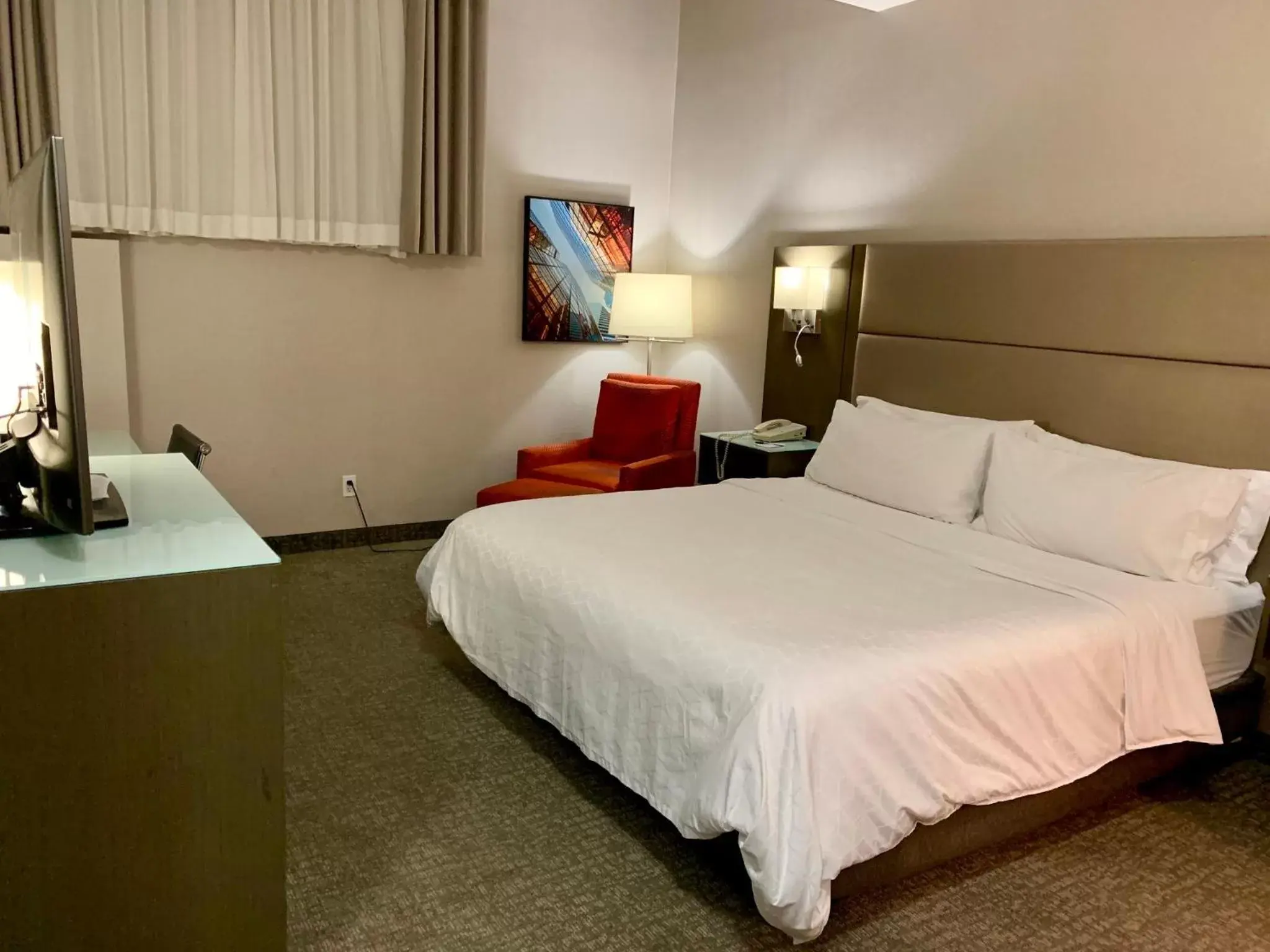 Photo of the whole room, Bed in Holiday Inn Express Vancouver-Metrotown (Burnaby)