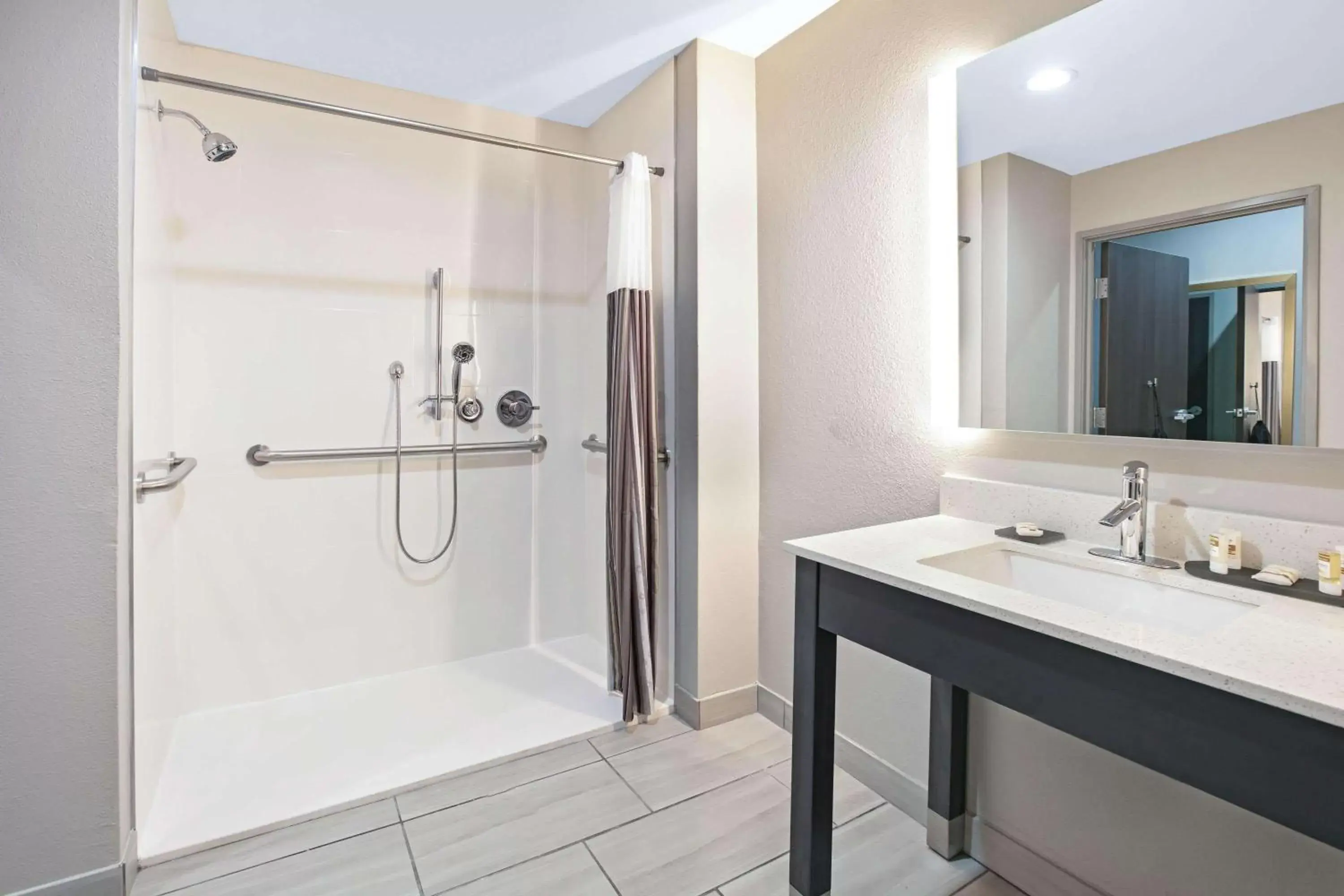 Shower, Bathroom in La Quinta Inn & Suites DFW West-Glade-Parks
