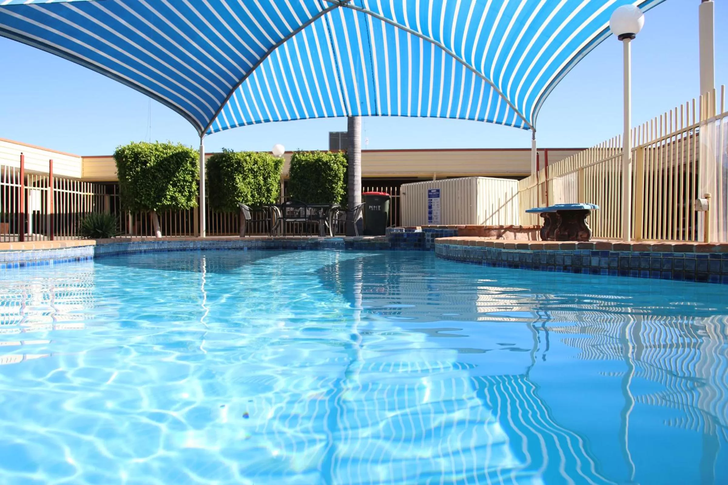 Swimming pool in Macintyre Motor Inn
