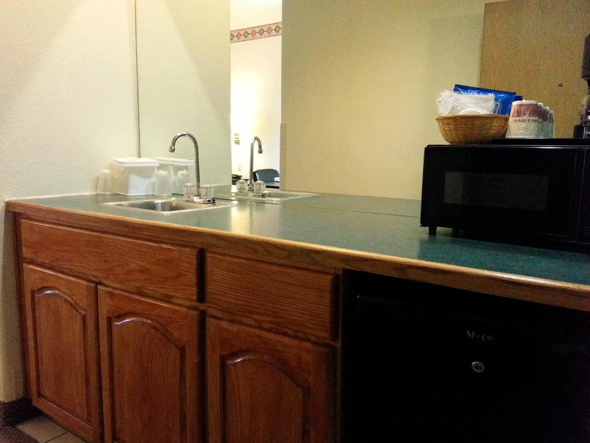 Coffee/tea facilities, Kitchen/Kitchenette in Ramada by Wyndham Williams/Grand Canyon Area
