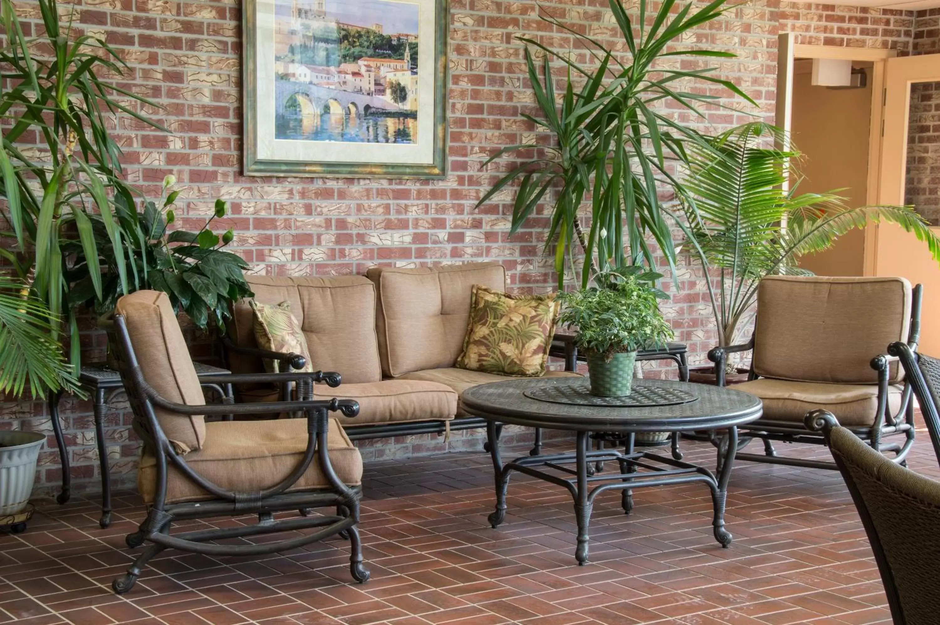 Patio, Seating Area in Lamplighter Inn & Suites Pittsburg