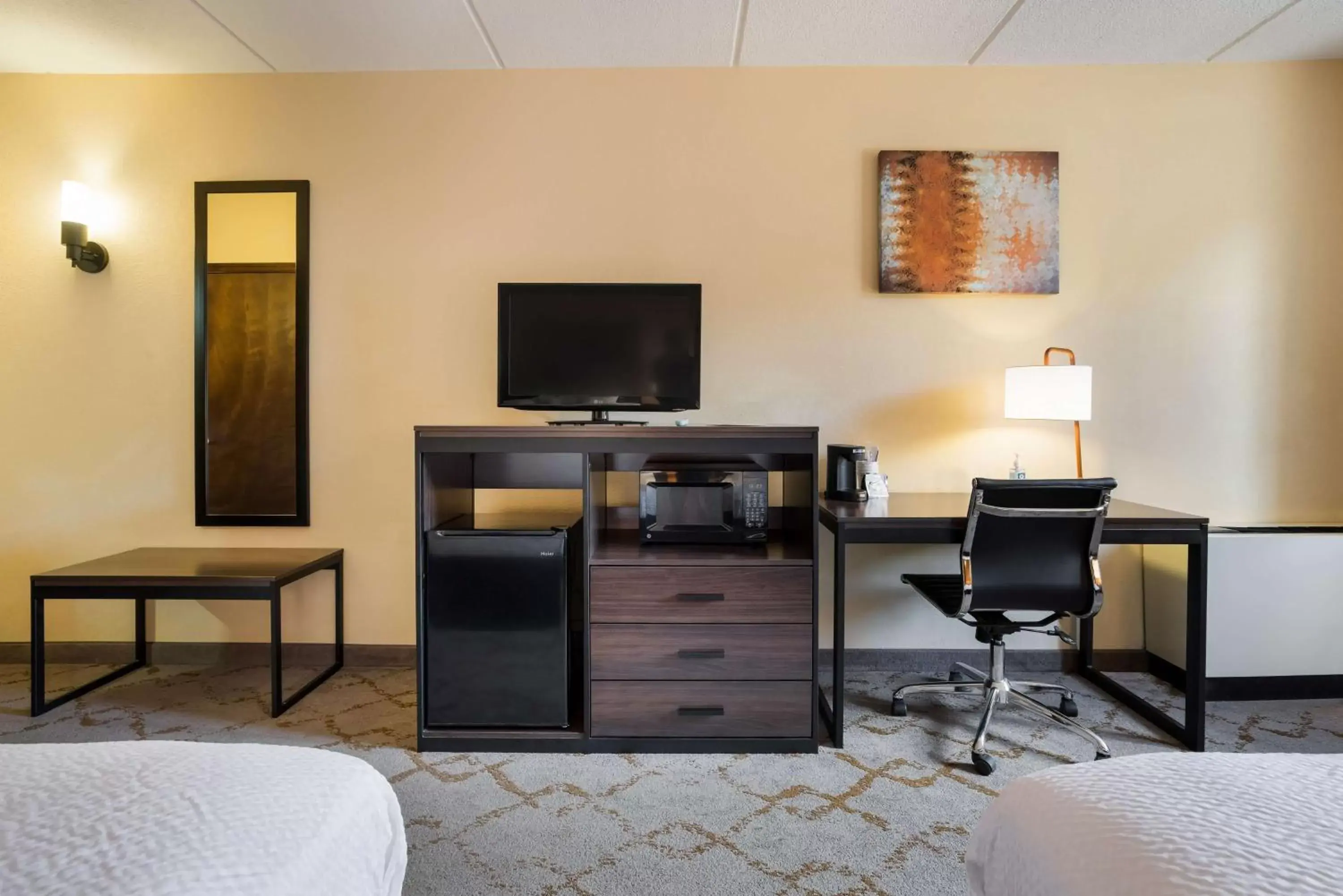 Bedroom, TV/Entertainment Center in Best Western Grand Victorian Inn