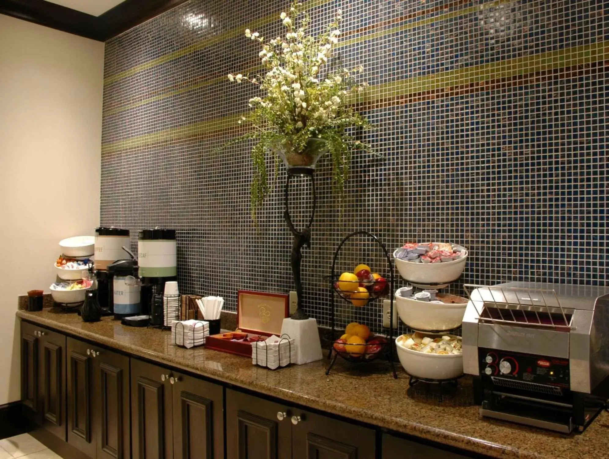 Dining area in Hilton Garden Inn Jacksonville Downtown Southbank