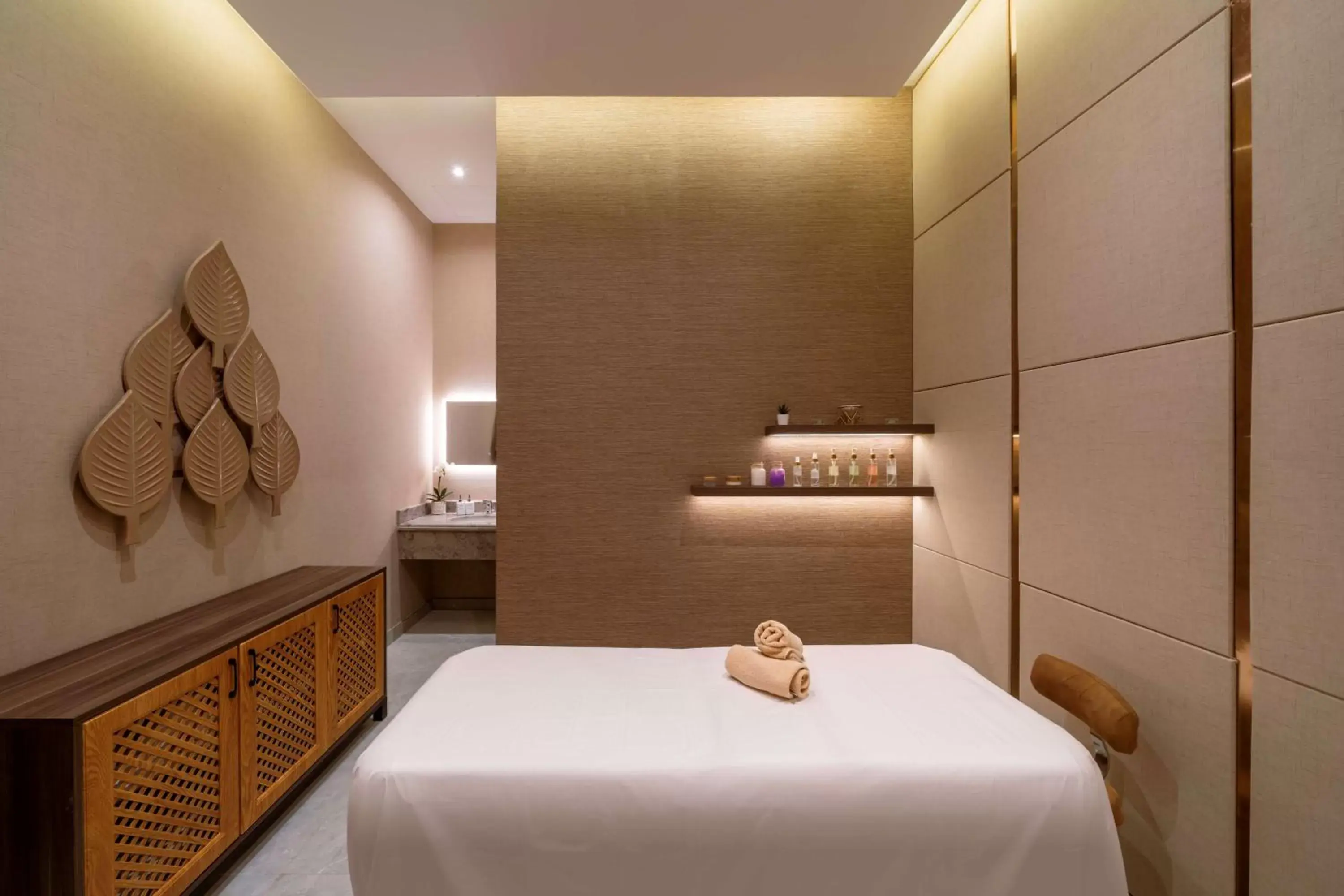 Spa and wellness centre/facilities, Bed in Radisson Hotel Riyadh Airport