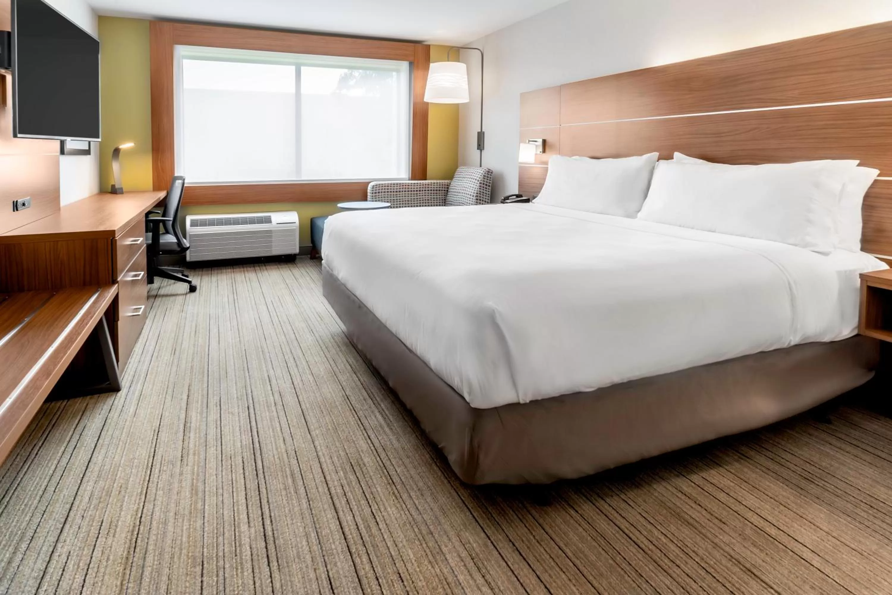 Photo of the whole room, Bed in Holiday Inn Express & Suites - Milwaukee West Allis by IHG