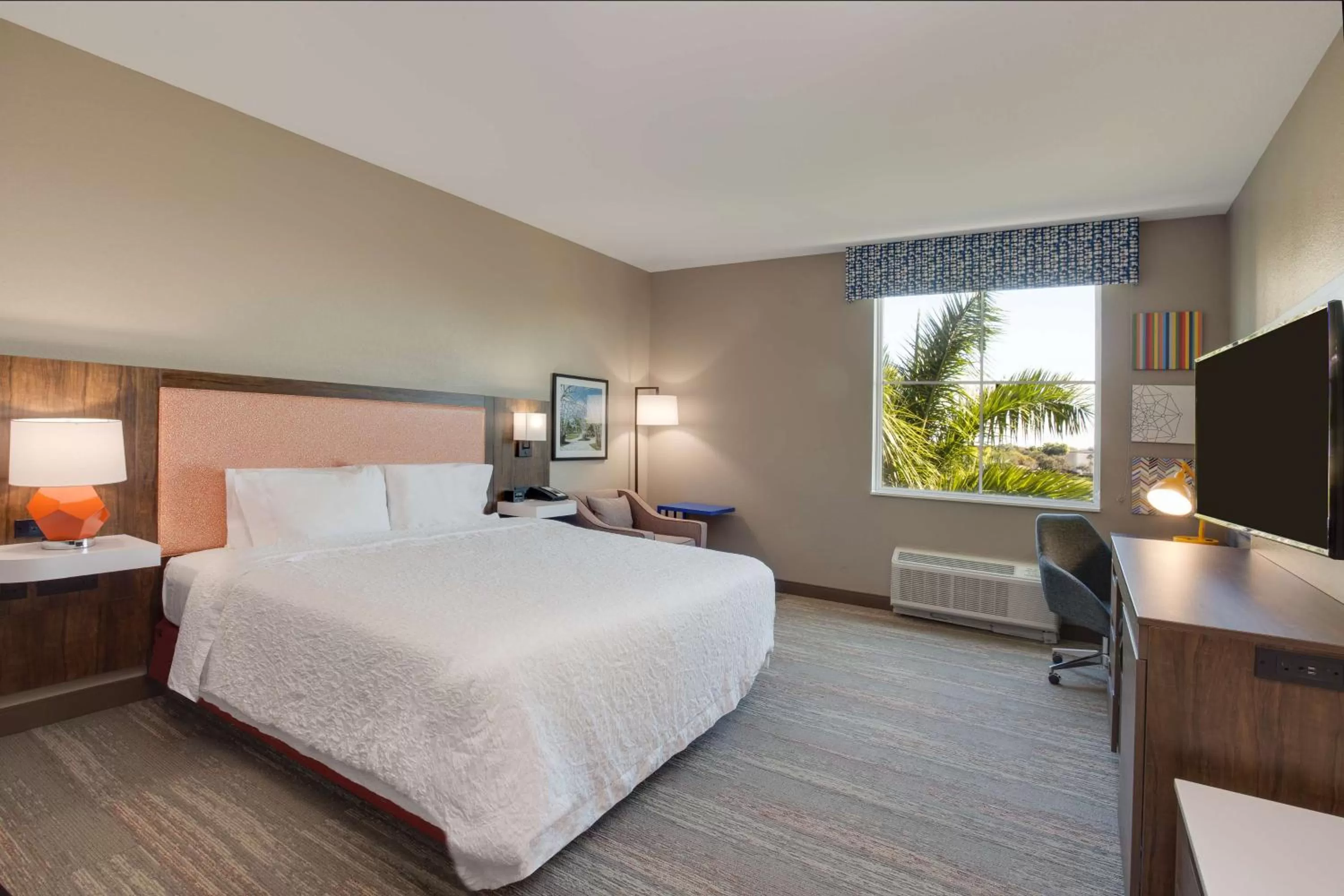 Bed in Hampton Inn & Suites Fort Lauderdale - Miramar