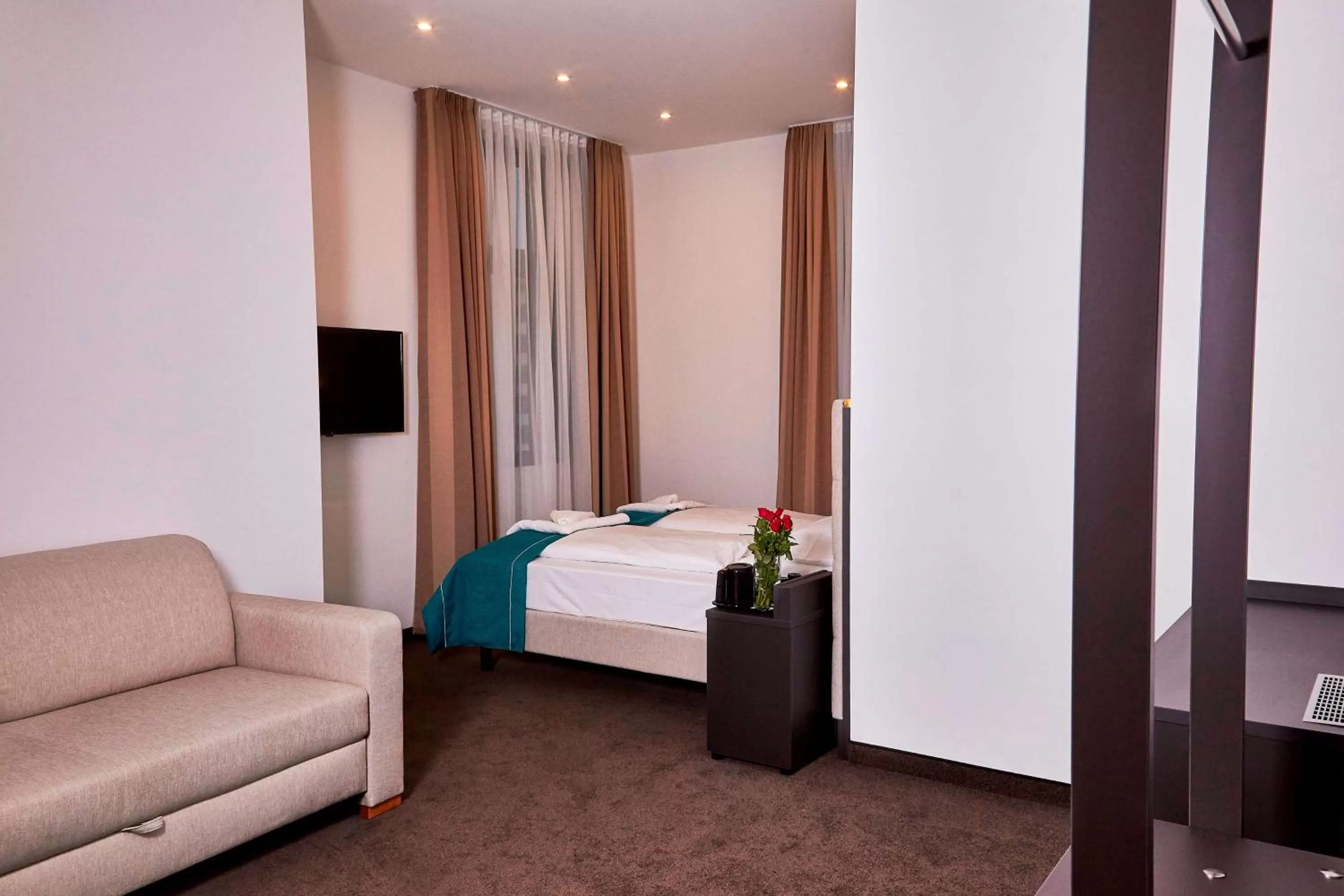 Bedroom, Bed in The Monument Hotel - BW Signature Collection