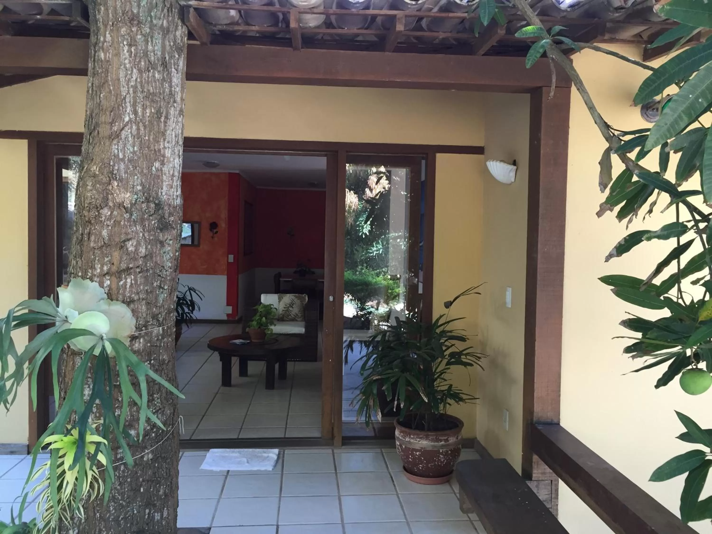 Facade/entrance in Praia da Ferradurinha Guest House