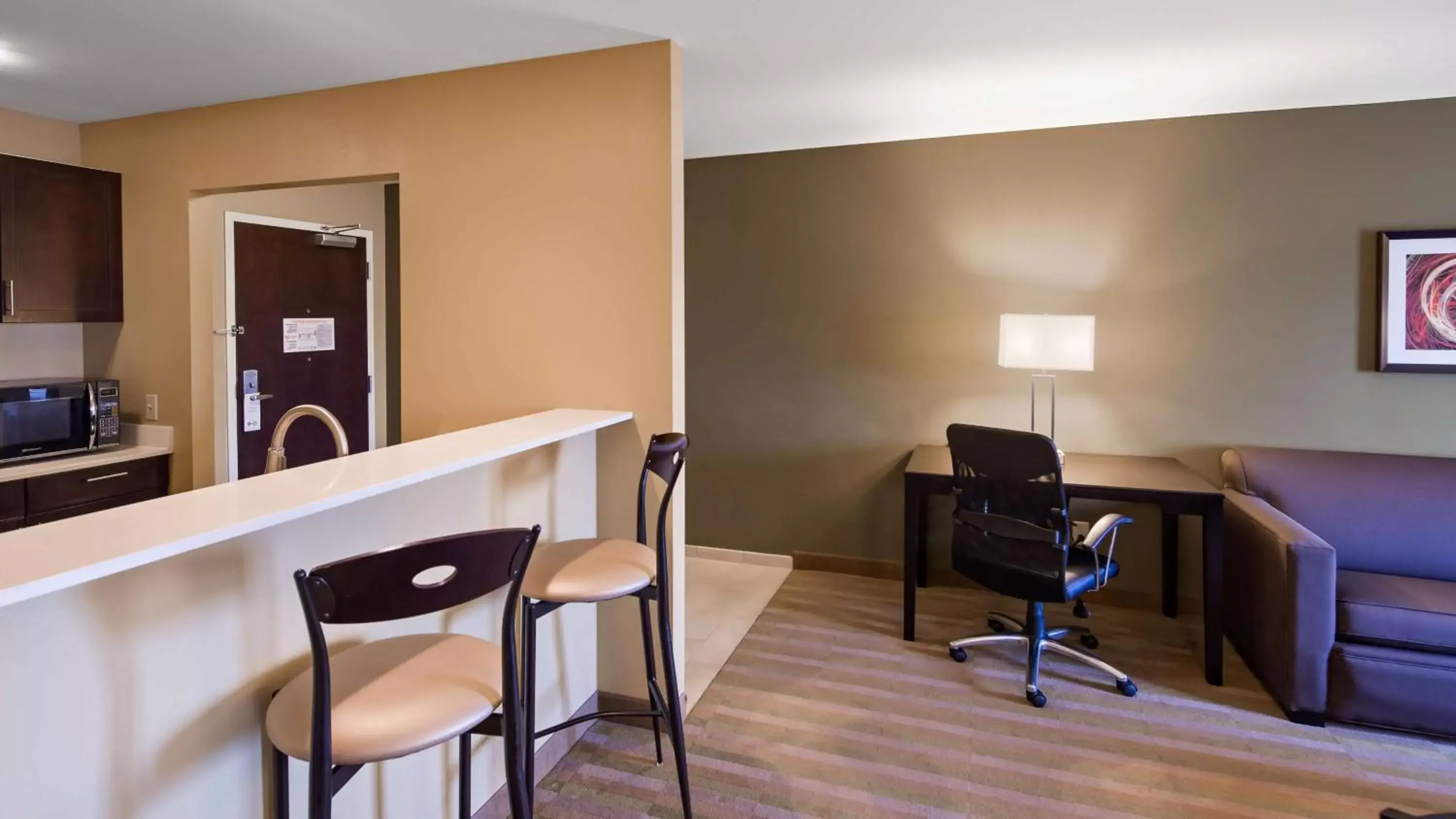 Photo of the whole room, TV/Entertainment Center in Best Western Plus Thornburg Inn & Suites
