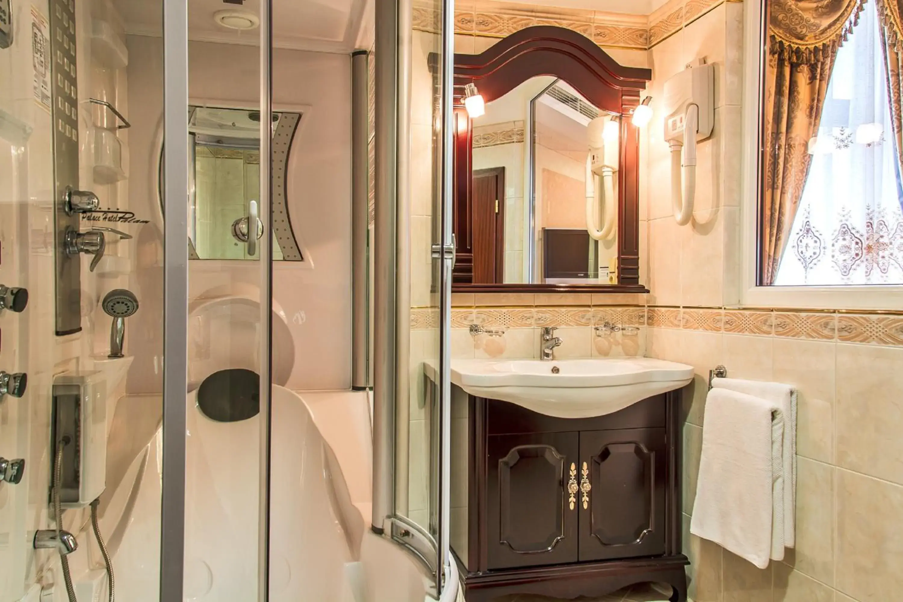 Bathroom in Palace Hotel Polom