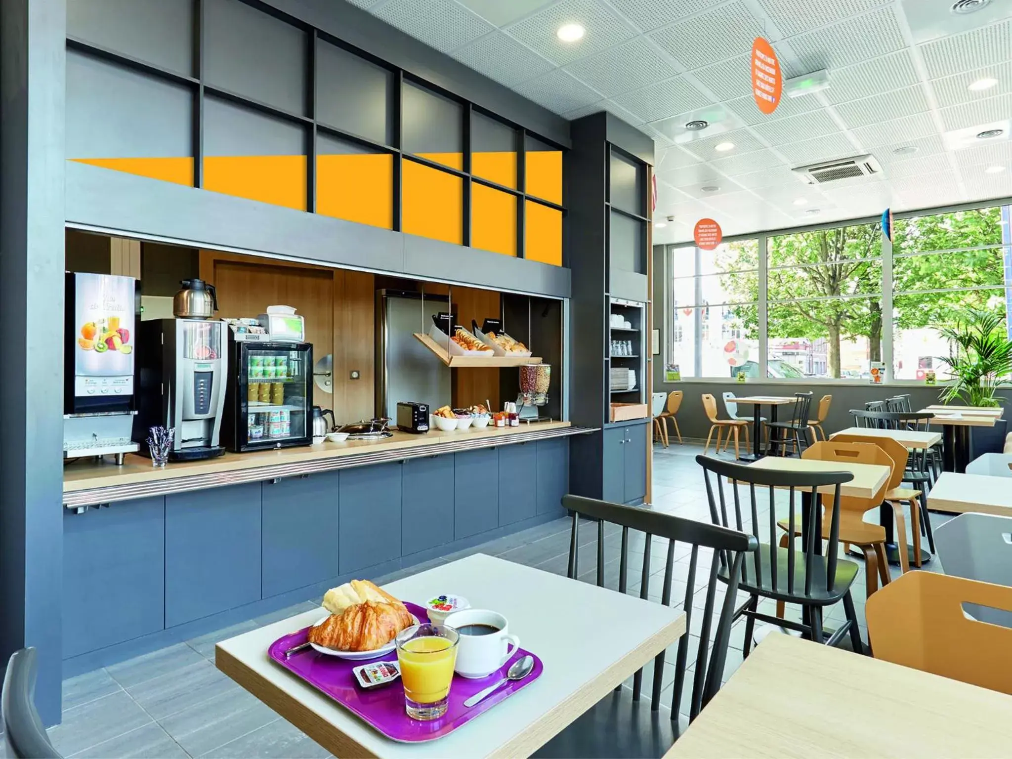 Restaurant/Places to Eat in B&B HOTEL Lille Roubaix Campus Gare