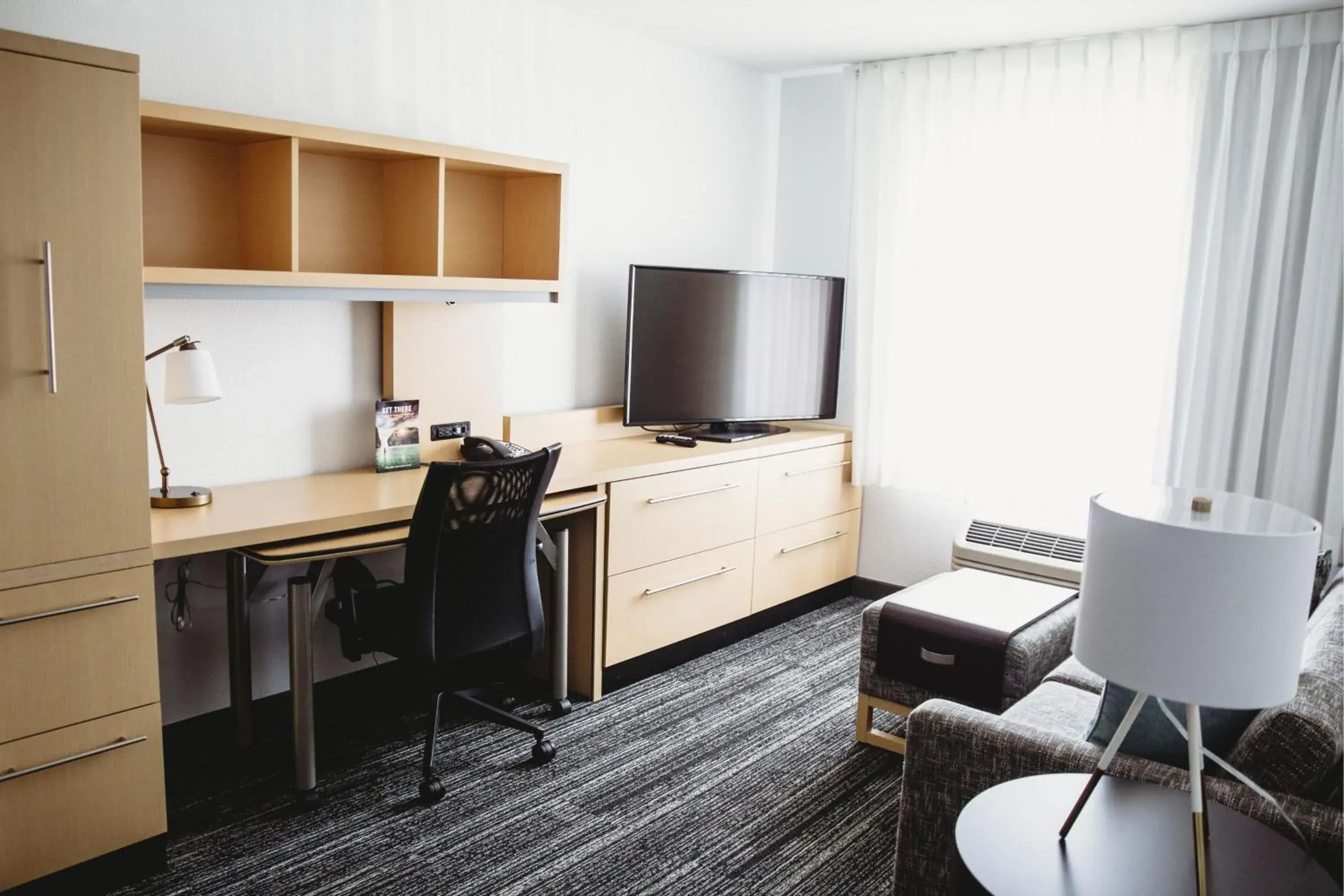 Living room, TV/Entertainment Center in TownePlace Suites by Marriott Aberdeen