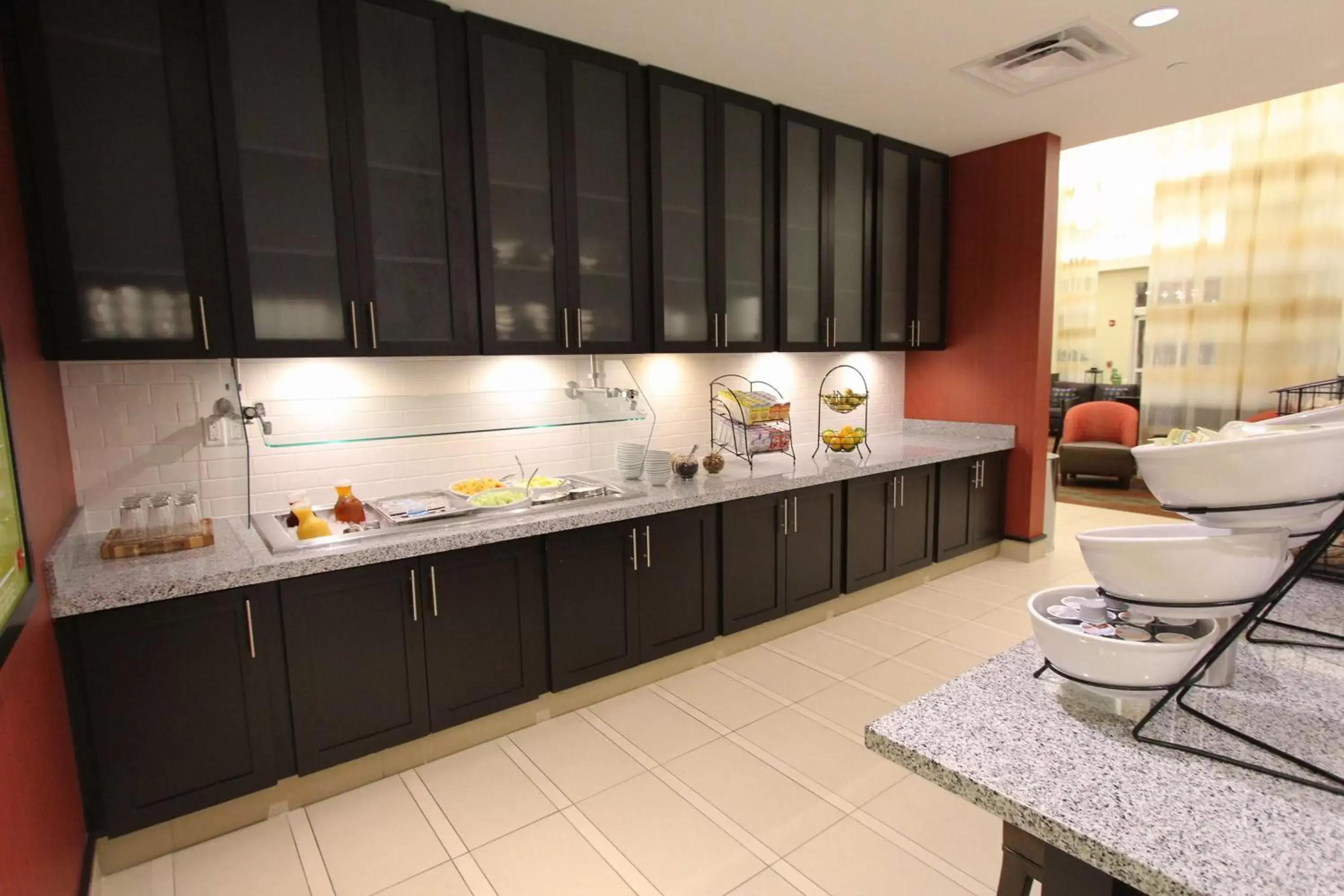 Dining area, Bathroom in Hilton Garden Inn Findlay