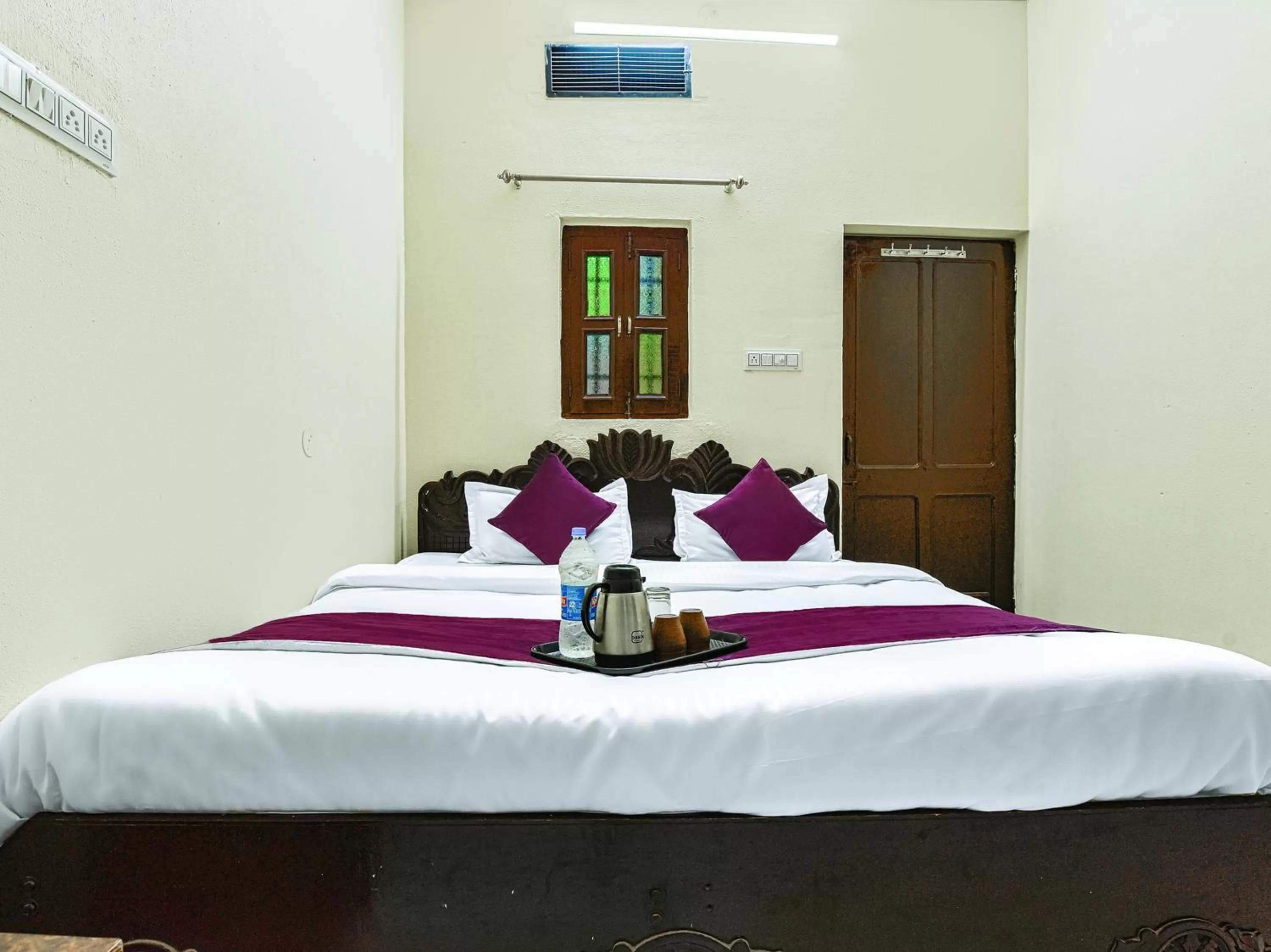 Bedroom, Bed in The Maurvi Inn