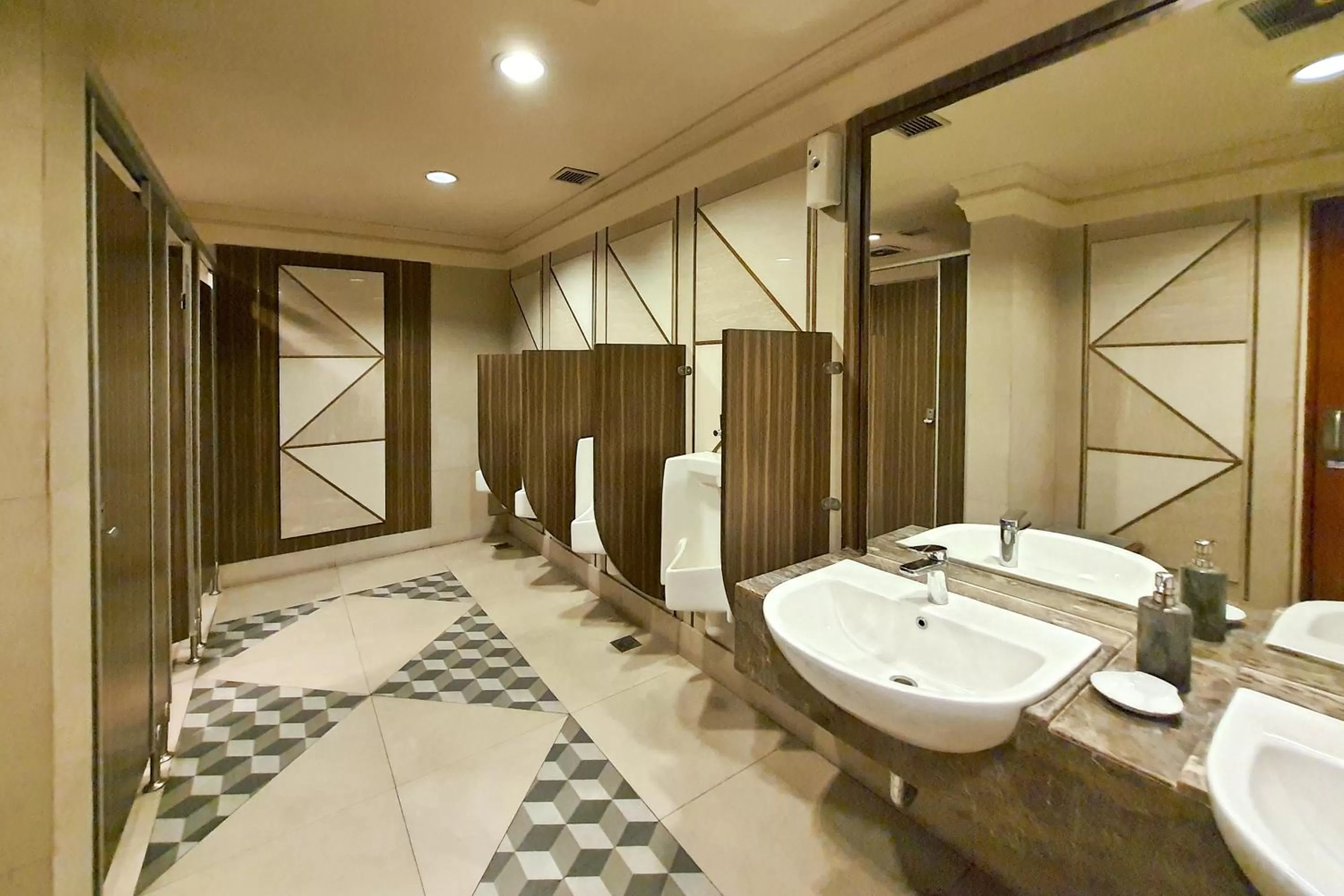 Public Bath in Tunjungan Hotel
