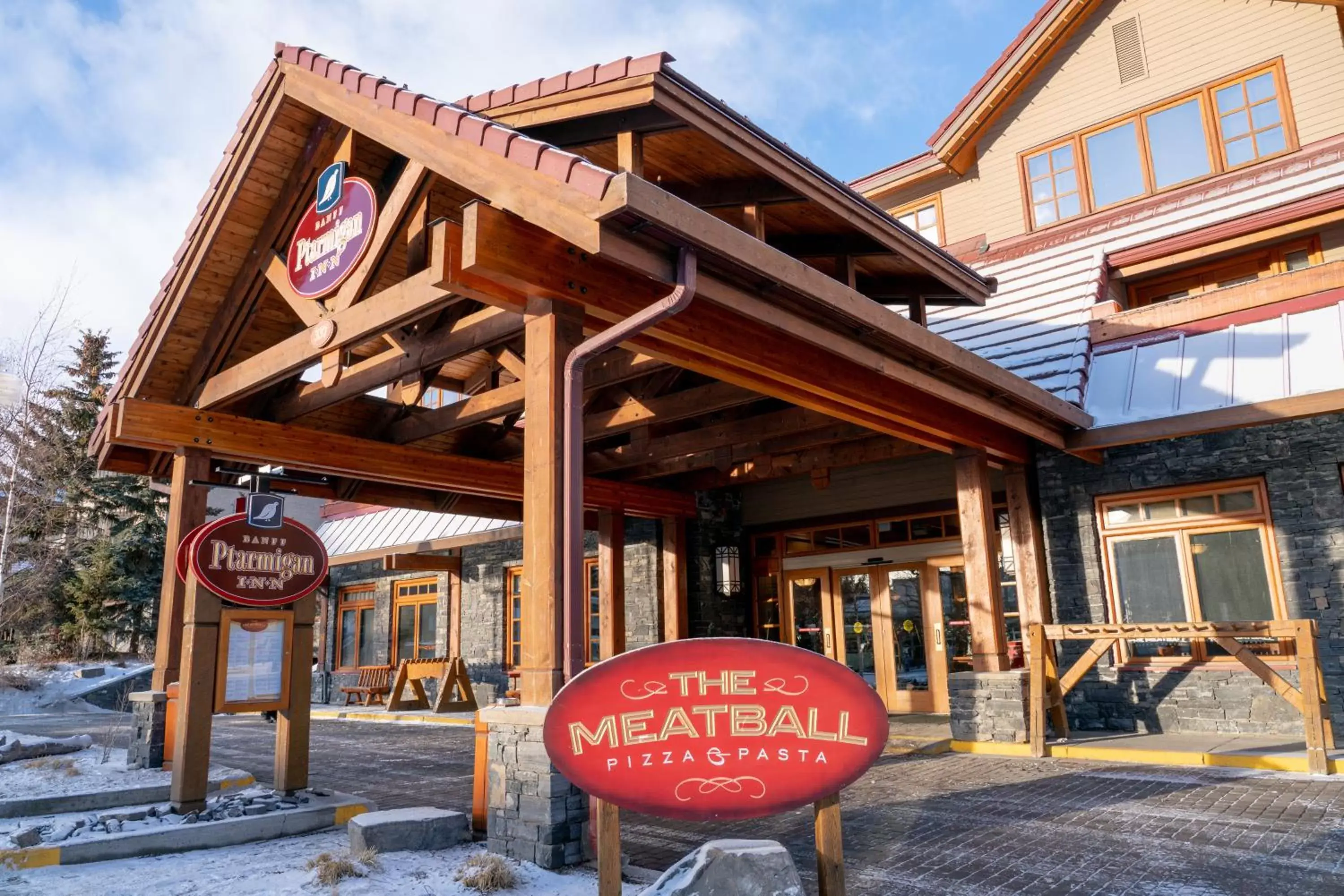Restaurant/places to eat, Property Building in Banff Ptarmigan Inn