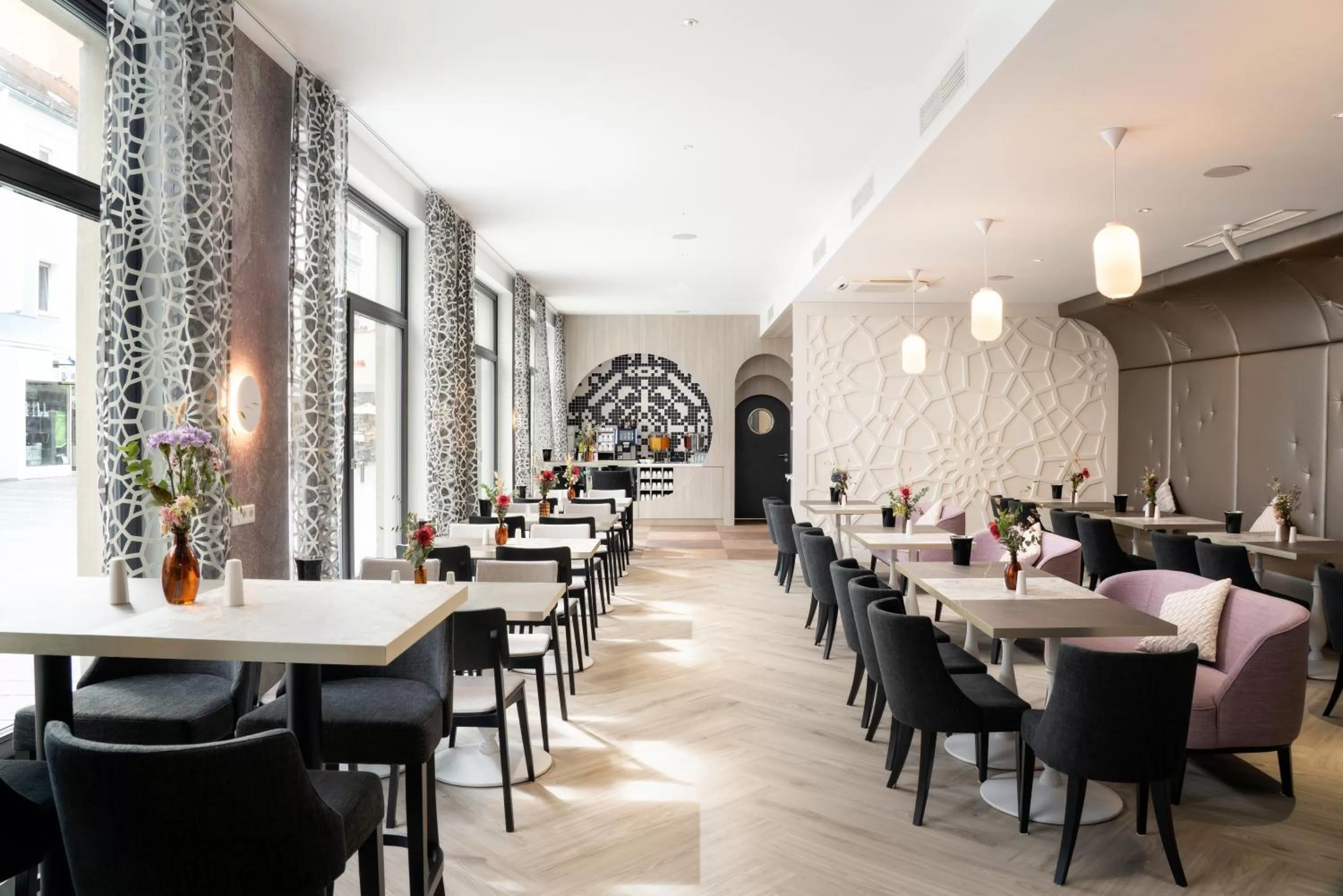 Restaurant/places to eat in elaya hotel regensburg city center
