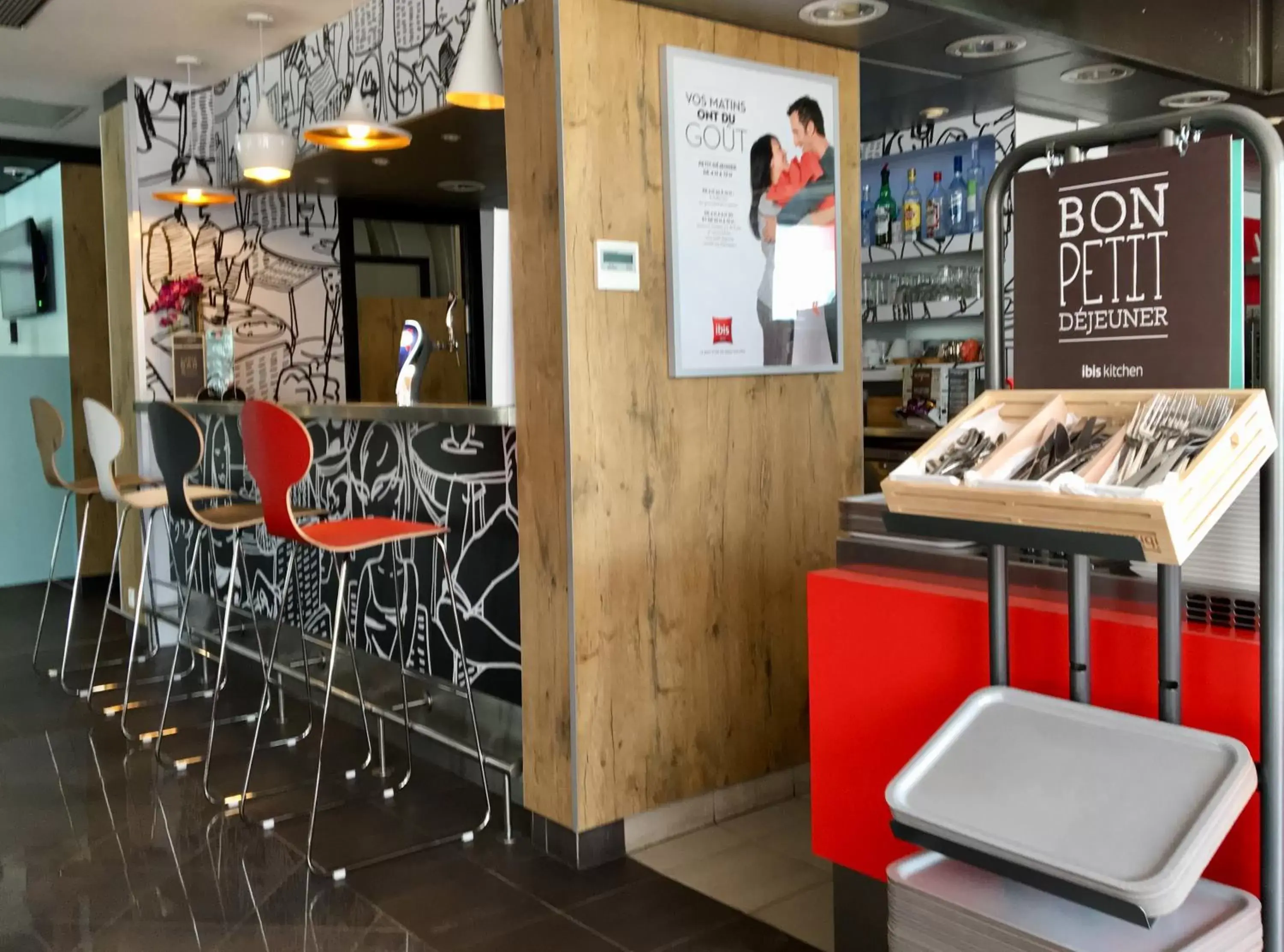 Lounge or bar in IBIS Cannes Mouans Sartoux Piscine parking gratuit