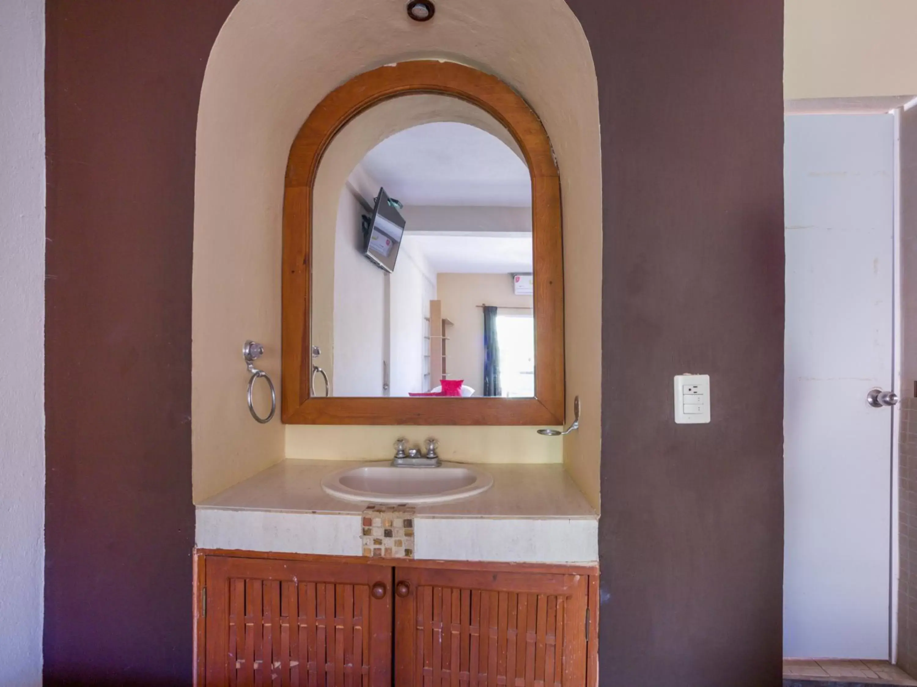 Bathroom in OYO Hotel Posada Lys, Zihuatanejo