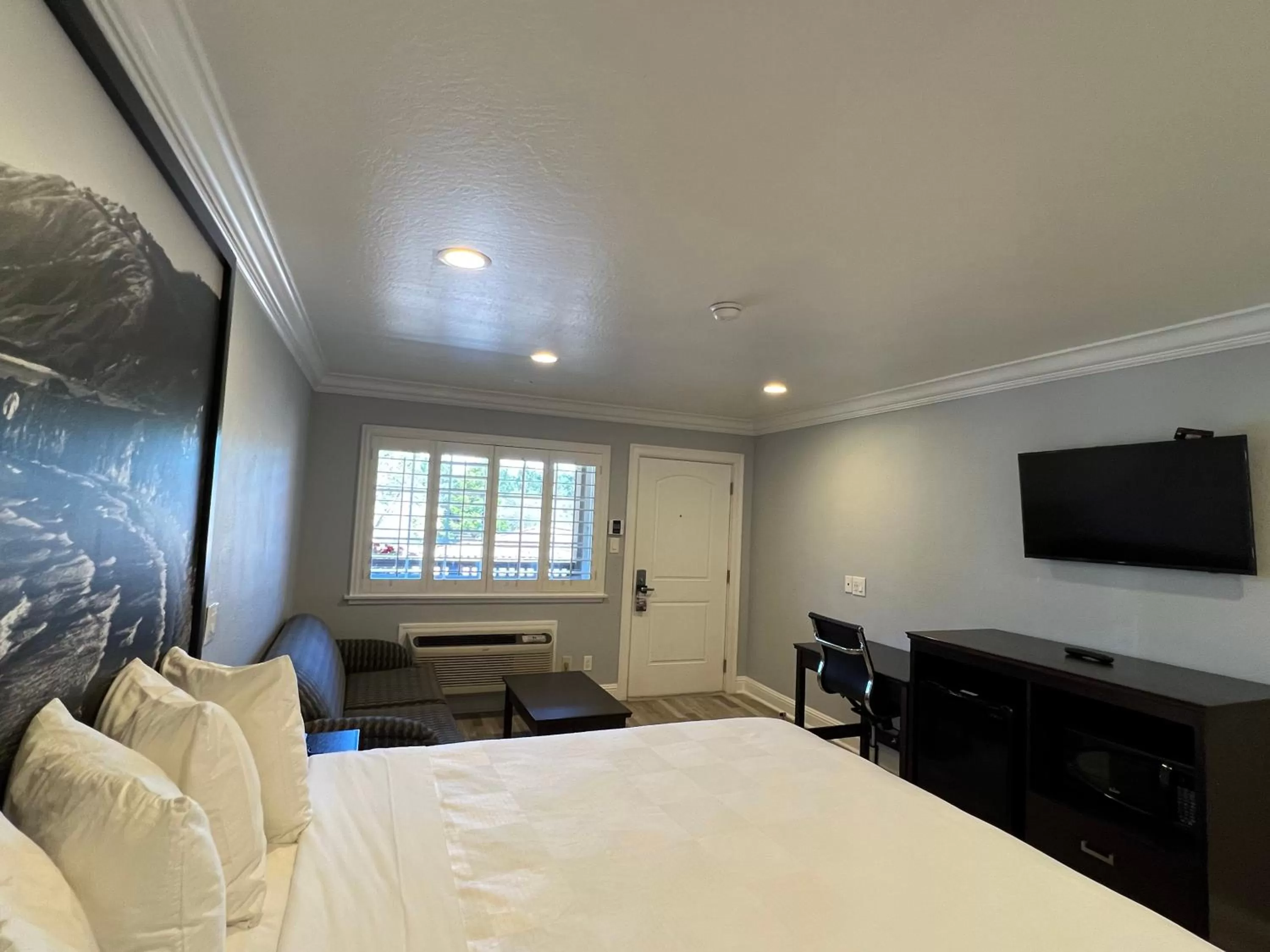 TV and multimedia, Bed in Aura Inn Monterey