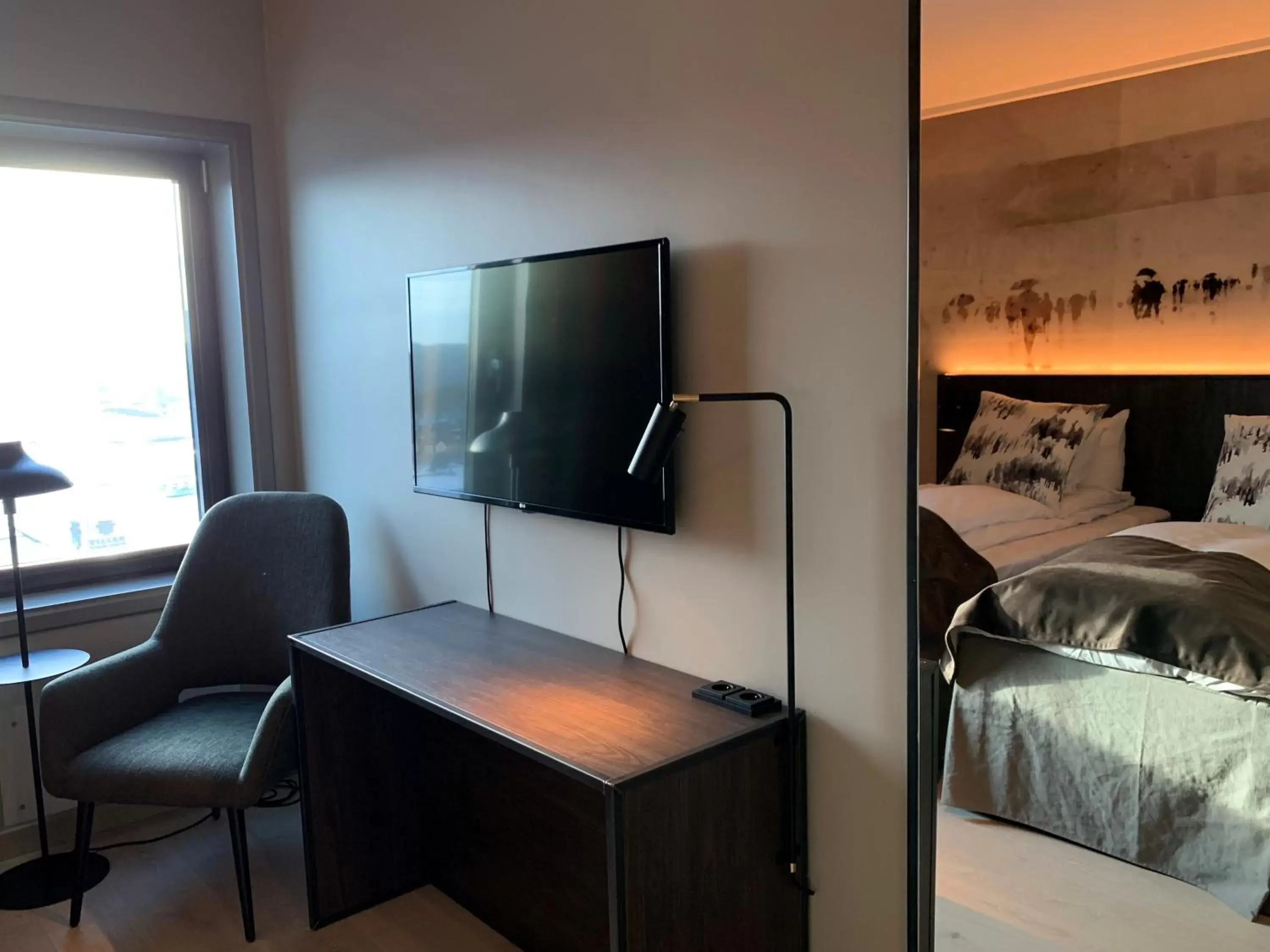 Bed, TV/Entertainment Center in Quality Hotel Panorama