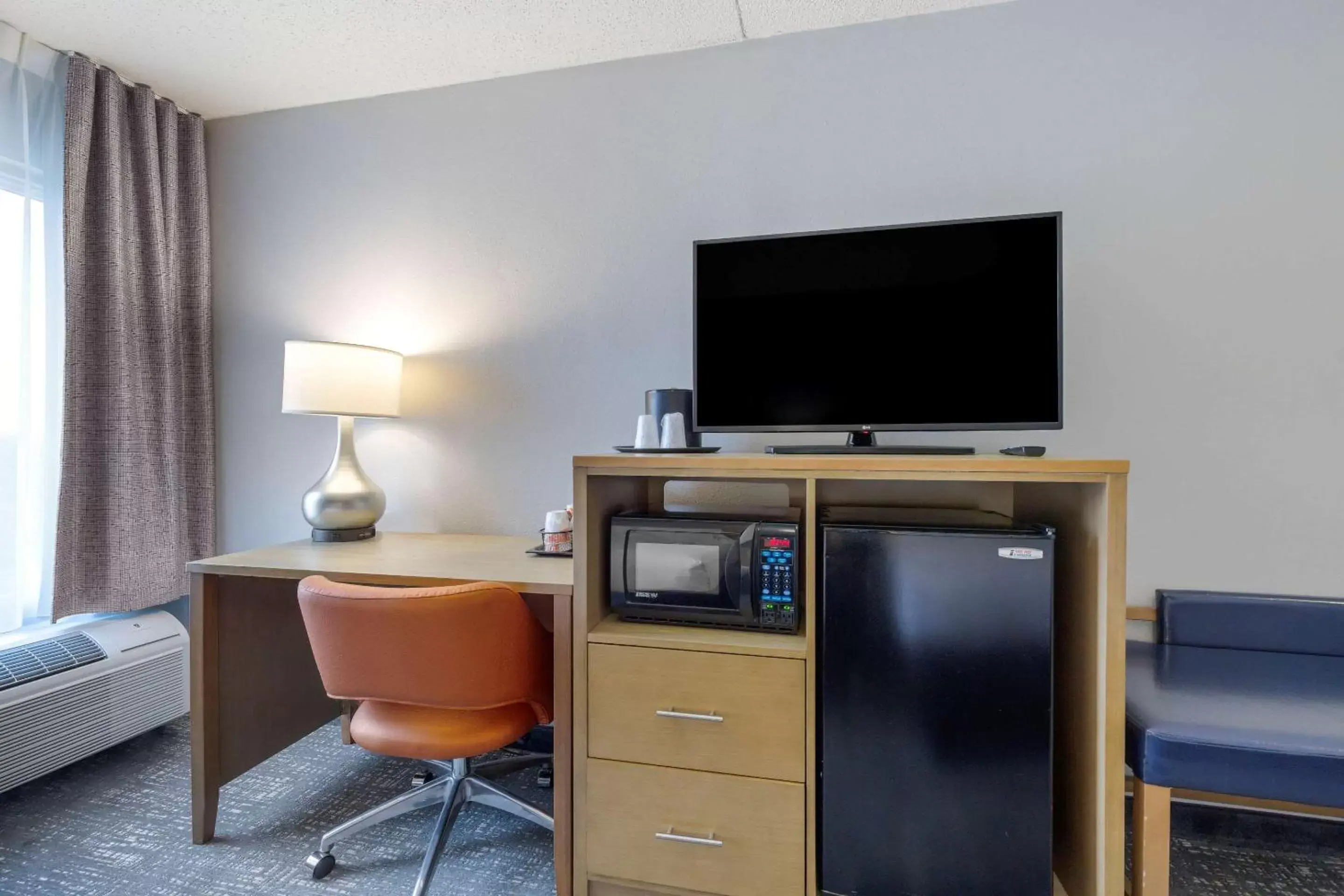 Bedroom, TV/Entertainment Center in Comfort Inn & Suites Alexandria West