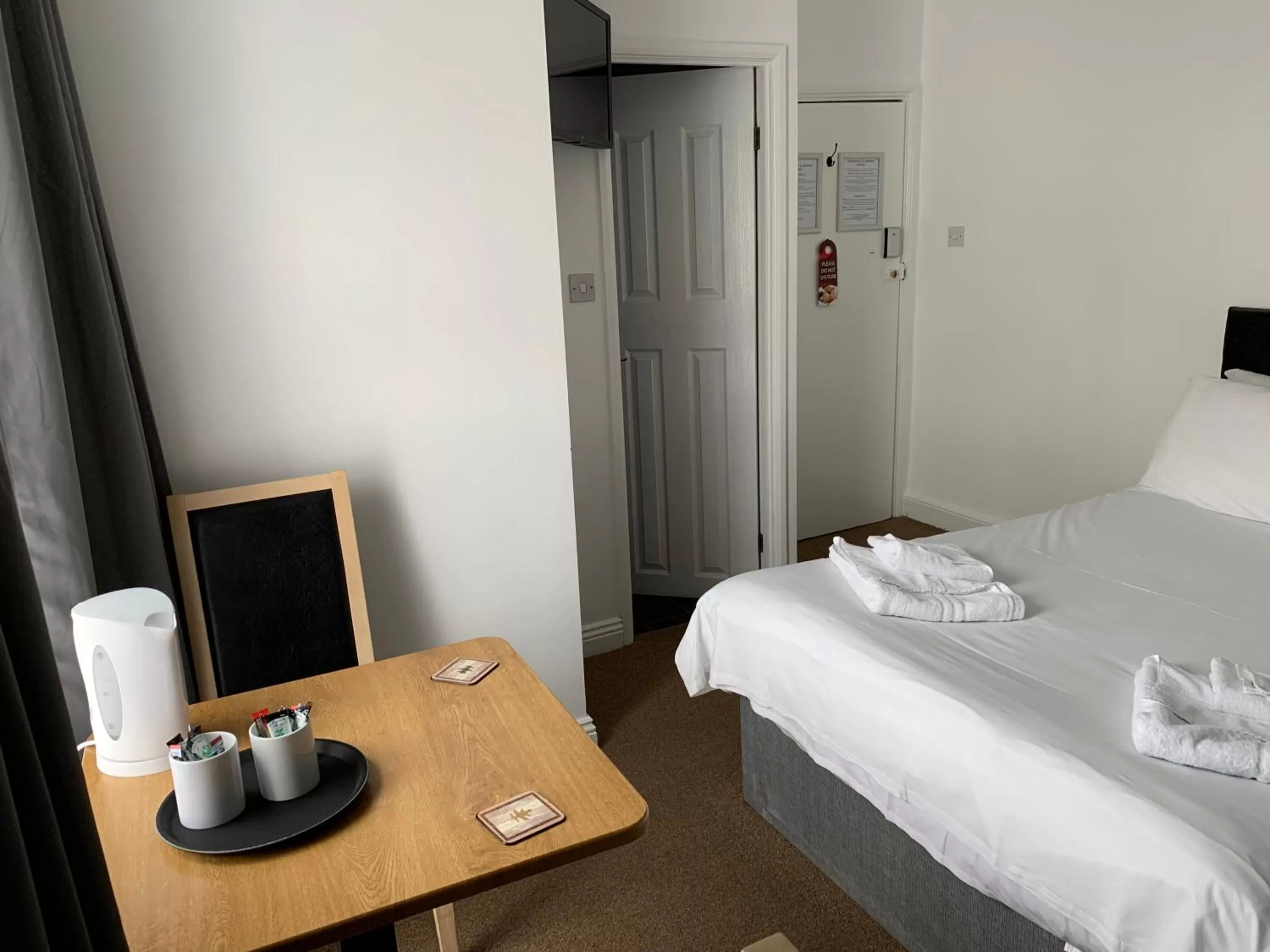 Bedroom, Bed in The Royal Clarence Hotel (on the Seafront)