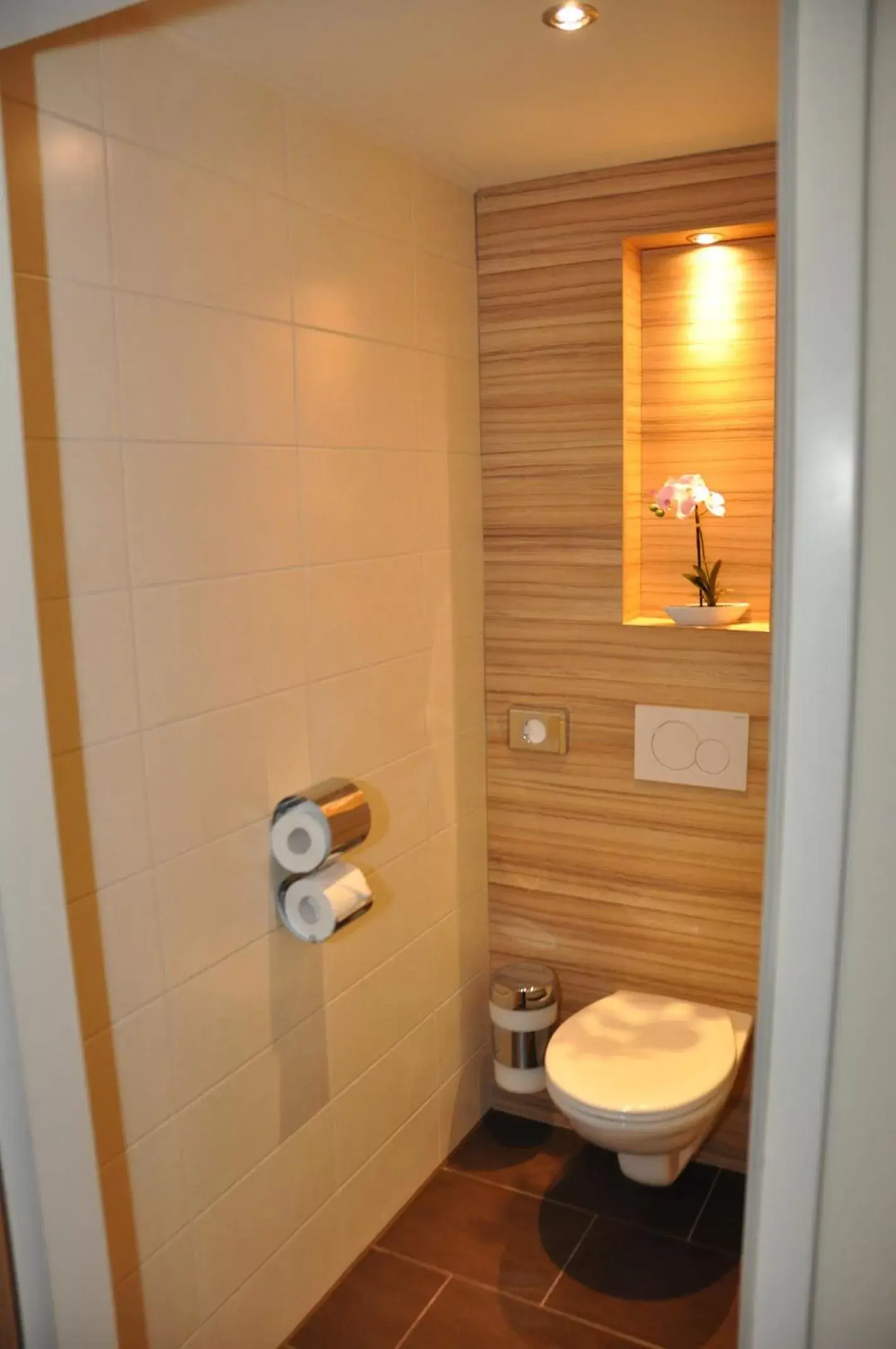 Toilet, Bathroom in Leonardo Hotel Vienna Hauptbahnhof