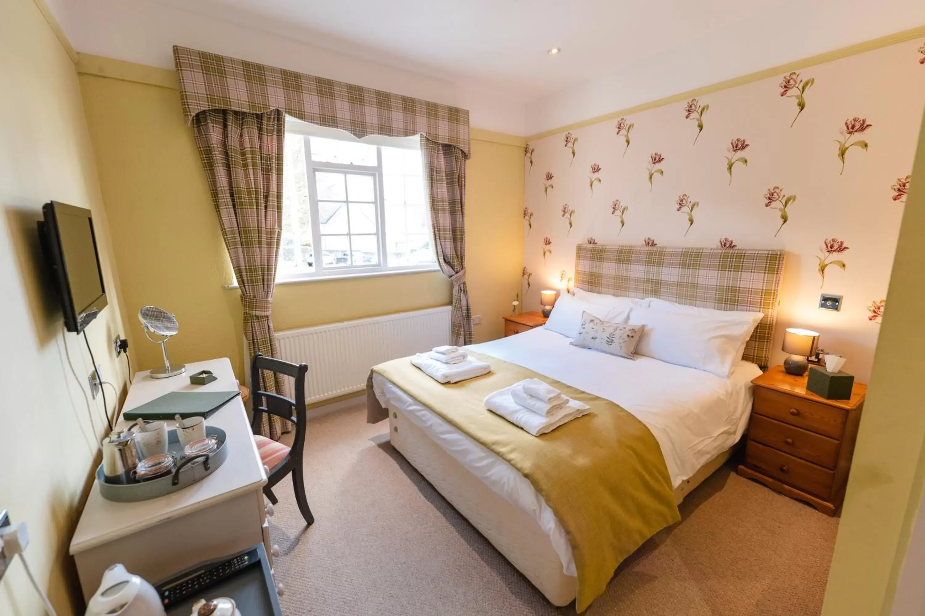 Photo of the whole room, Bed in Fox And Hounds Llancarfan