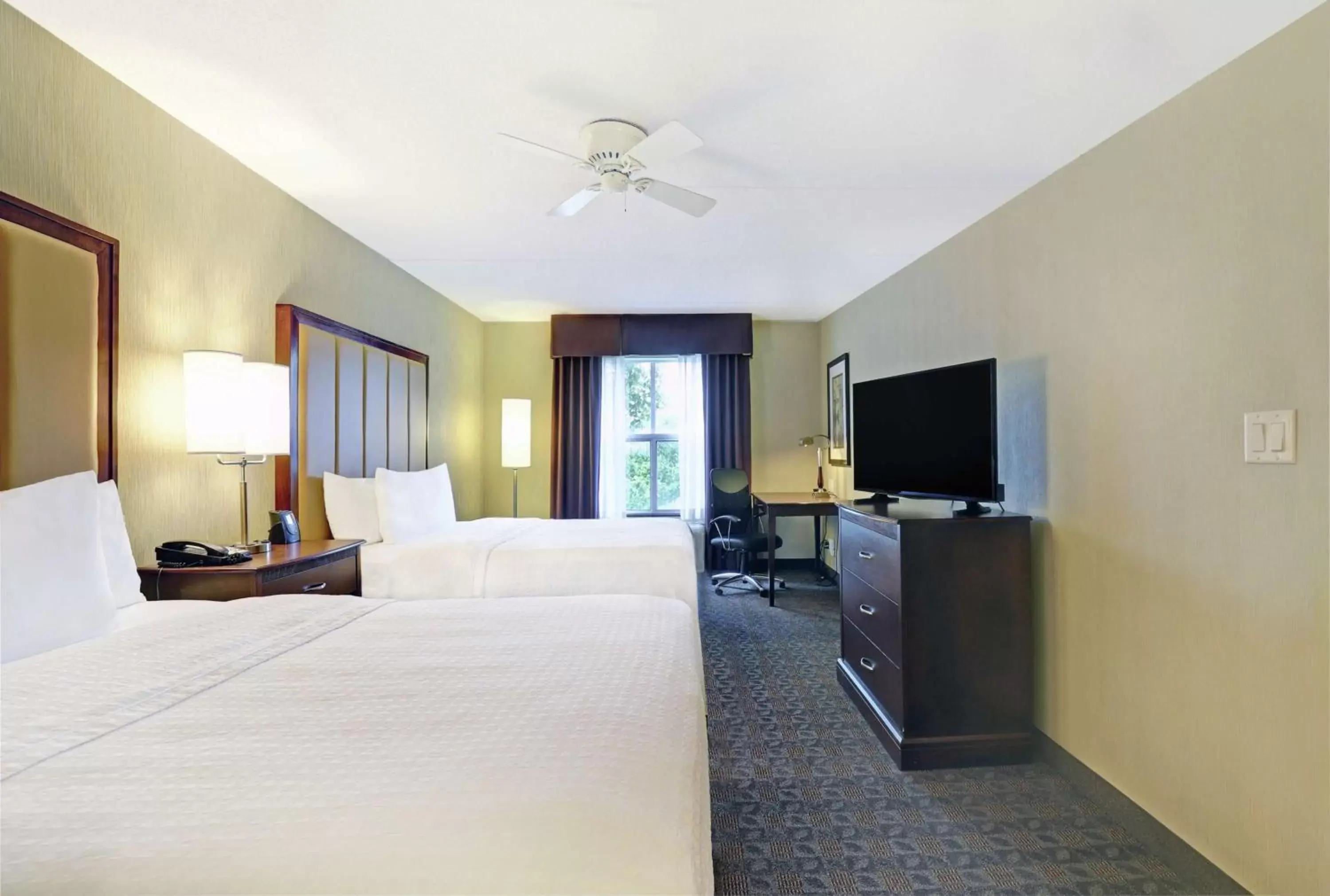 Bedroom, TV/Entertainment Center in Homewood Suites by Hilton Cambridge-Waterloo, Ontario