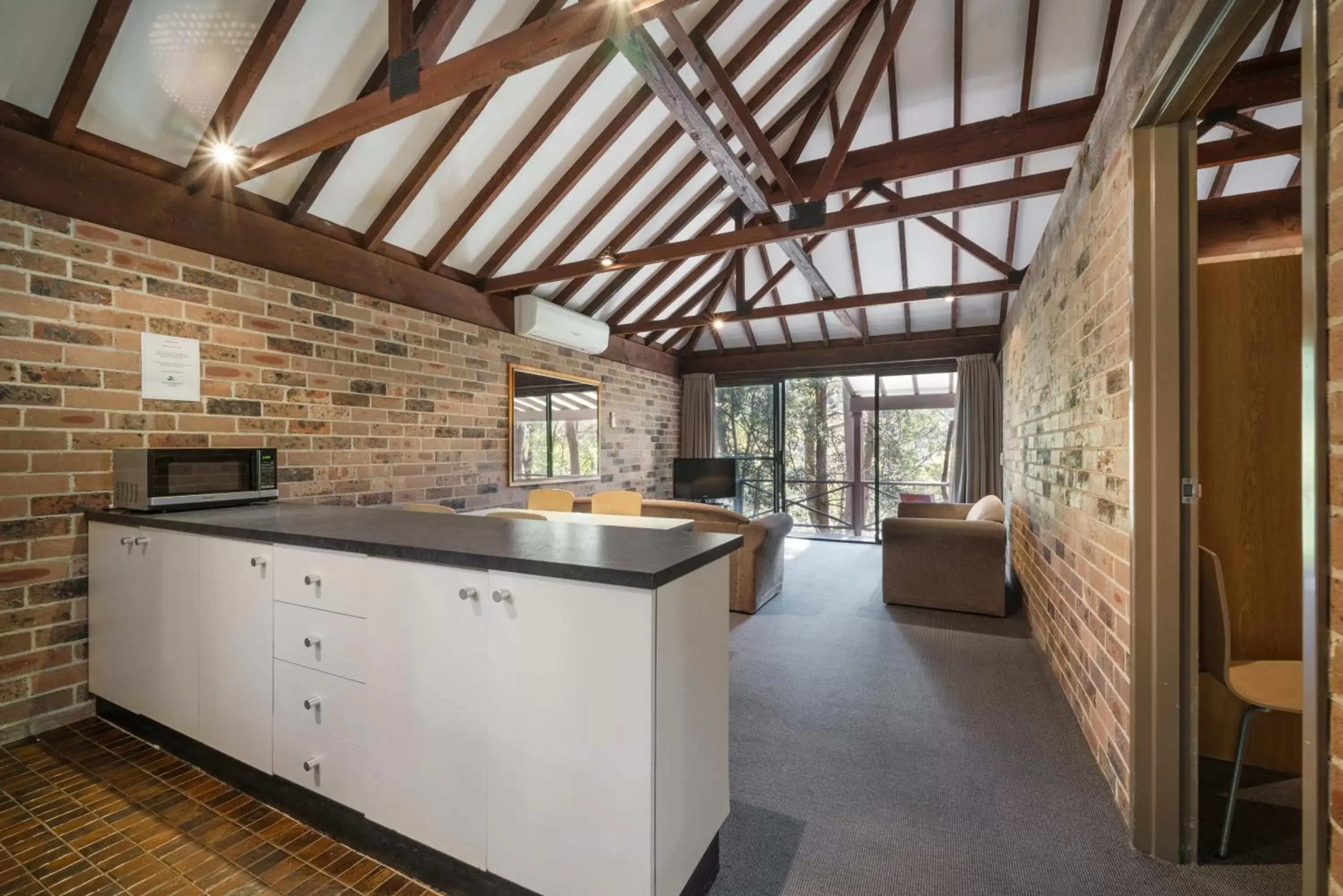 Kitchen or kitchenette, Kitchen/Kitchenette in Avoca Beach Hotel